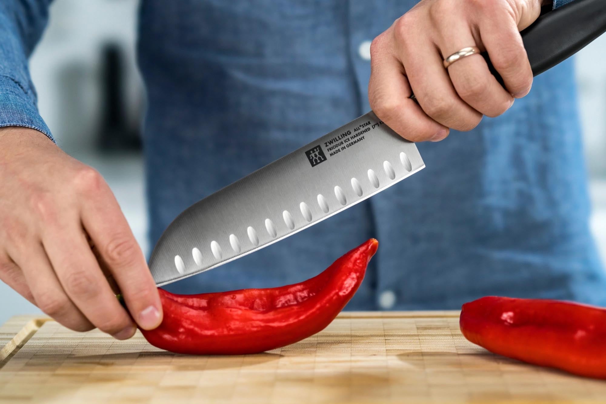 Das Zwilling All Star Santoku 180 mm ist ein präzises Küchenmesser aus Chromstahl mit Kullen, ideal für vielseitige Schneidarbeiten.