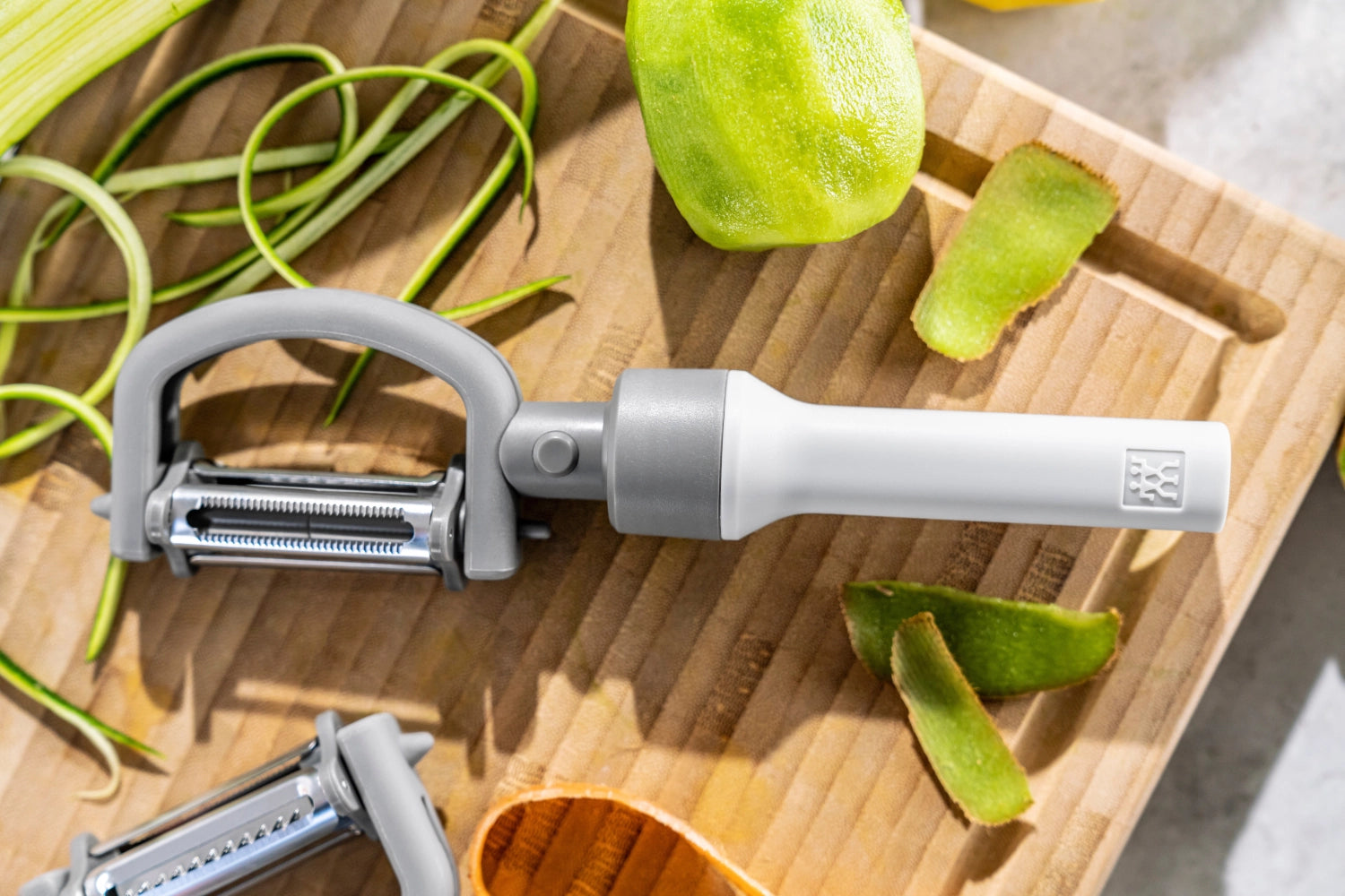 Der Zwilling Z-Cut 5-in-1 Schäler vereint vielseitige Funktionen in einem stilvollen, ergonomischen Design für müheloses Schälen und Schneiden.