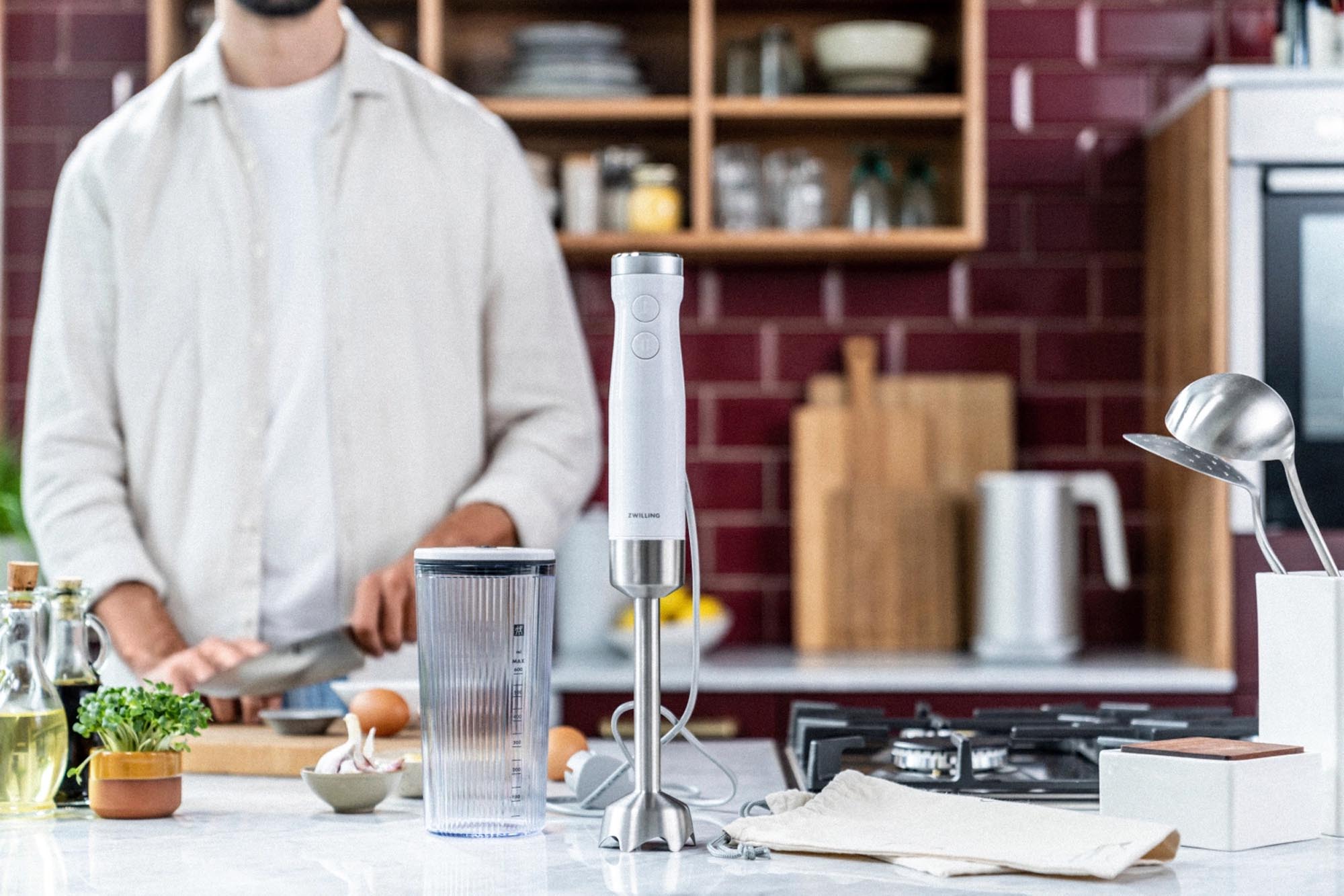 Der Enfinigy Stabmixer von Zwilling: Edelstahl, leistungsstark, inkl. Becher & Vakuumdeckel. Perfekt für Smoothies & Suppen.