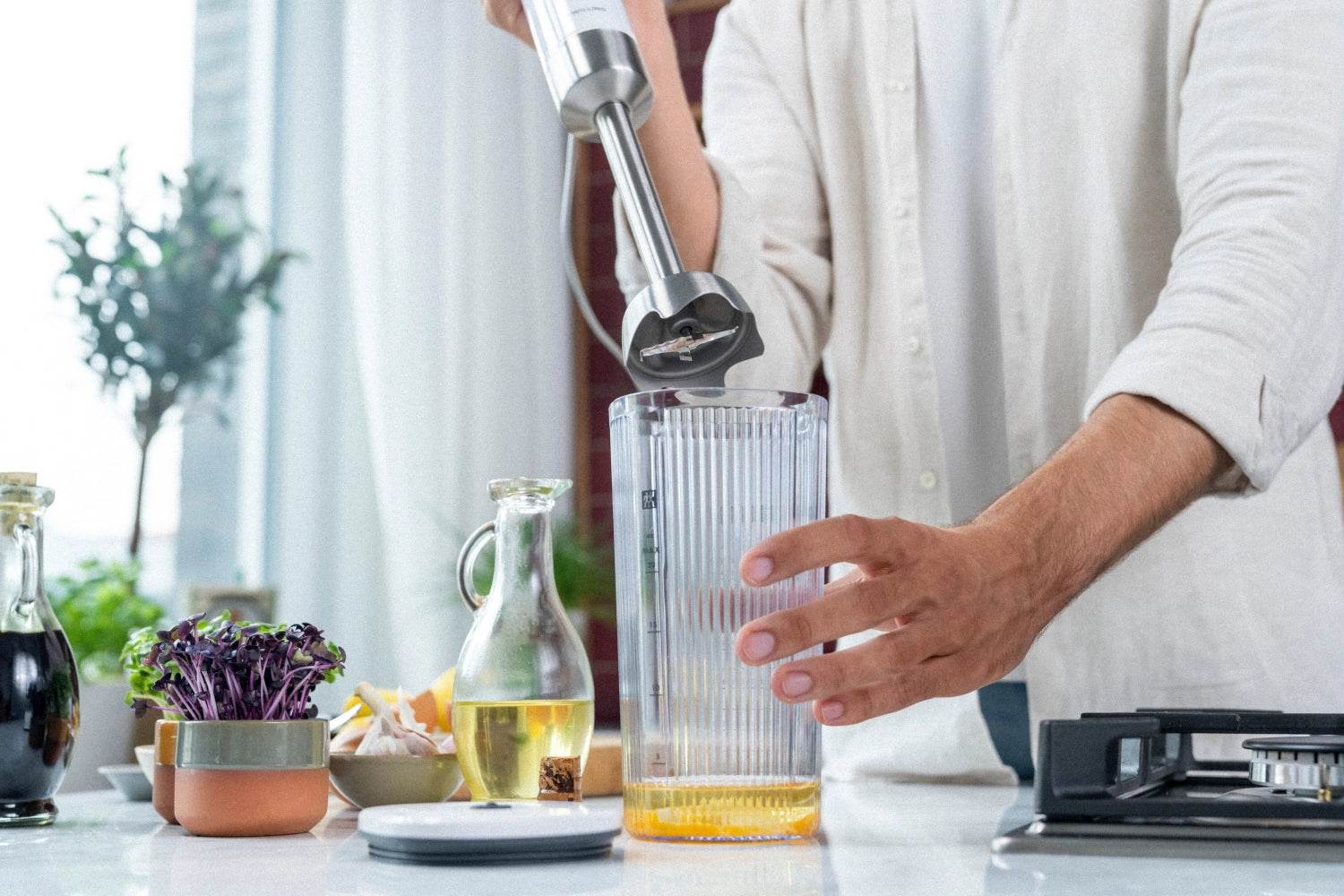 Der Enfinigy Stabmixer von Zwilling Kitchen, inklusive Becher und Vakuumdeckel, vereint Funktionalität und modernes Design für die perfekte Küchenhilfe.
