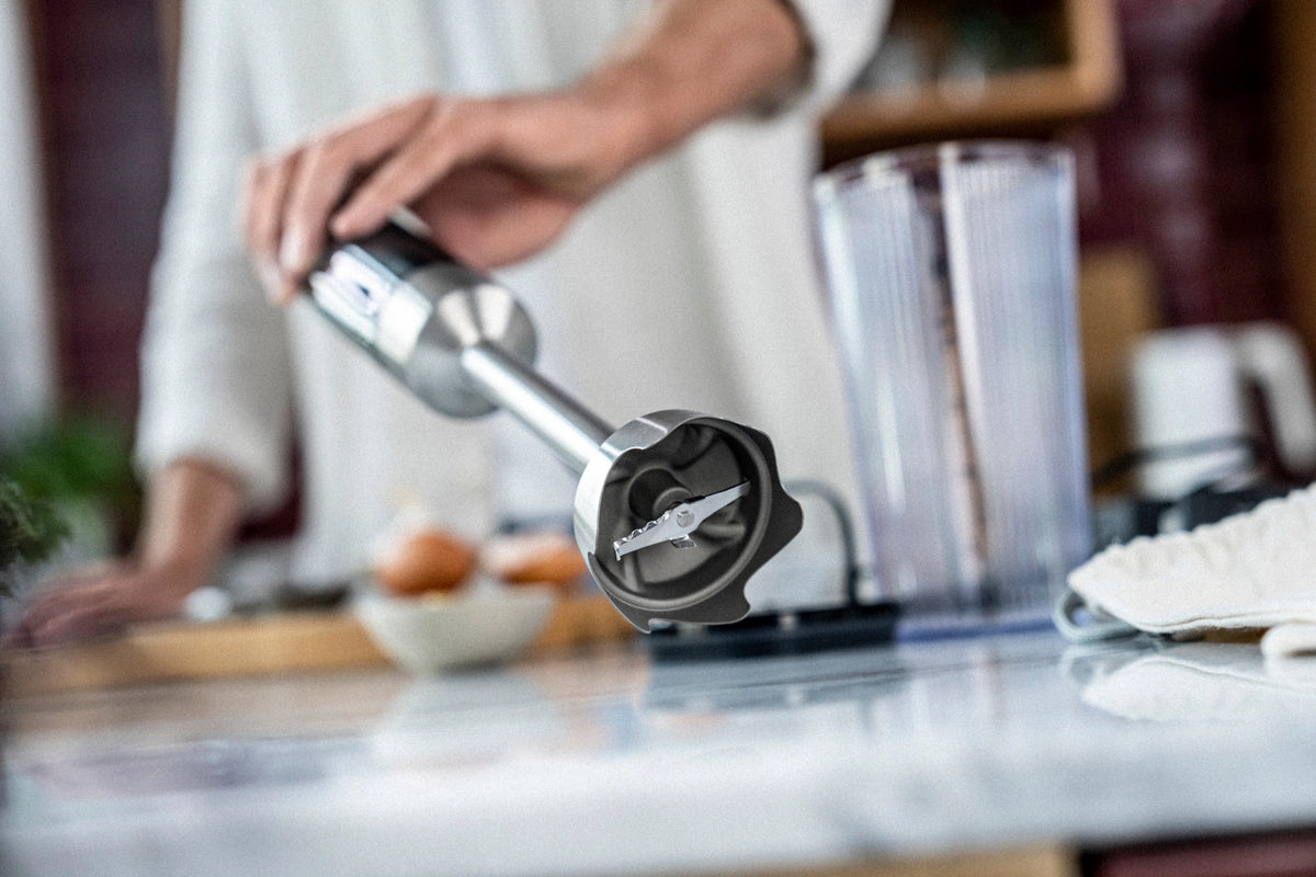 Enfinigy Stabmixer inkl. Becher u Vakuumdeckel in Schwarz präsentiert im Onlineshop von KAQTU Design AG. Küchengerät ist von Zwilling Kitchen