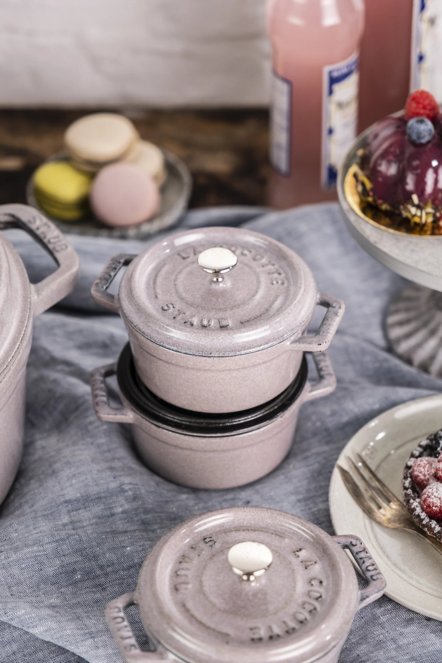 Runde Mini Cocotte (0.25l) von Staub – ideal für kreative Gerichte und stilvolle Präsentation auf jedem Tisch.
