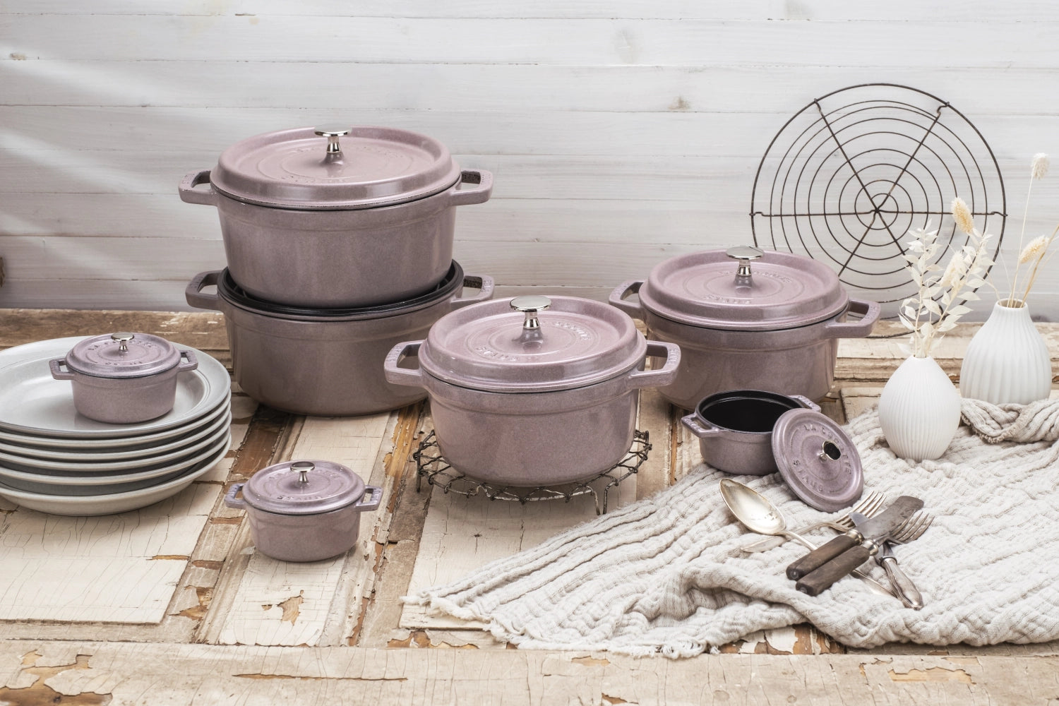 Kleine runde Cocotte (0.25l) von Staub – perfekt für individuelle Portionen und ansprechende Tischdekoration.