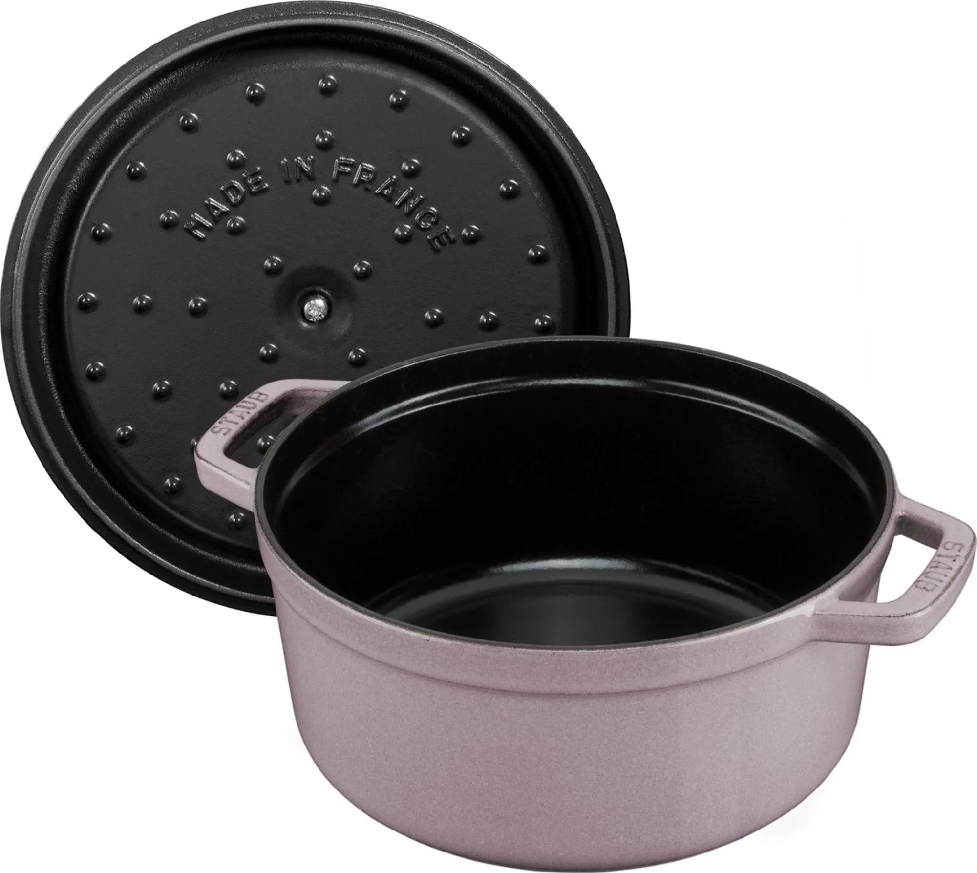 Die Staub Cocotte 1.7l aus Gusseisen bietet exzellente Wärmeleitung, ist vielseitig einsetzbar und besticht durch ihr zeitloses Design.