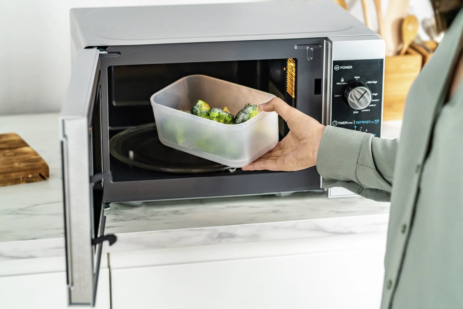 Vakuum Starterset L von Zwilling in elegantem Weiß, bestehend aus 7 Teilen, ideal für die optimale Aufbewahrung von Lebensmitteln.