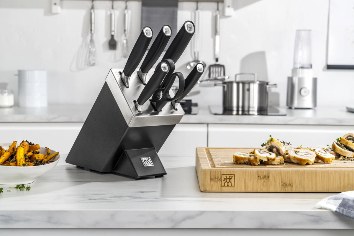 All Star selbstschärfender Messerblock, 7-tlg., chrom-silber in Schwarz präsentiert im Onlineshop von KAQTU Design AG. Messerblock ist von Zwilling Kitchen