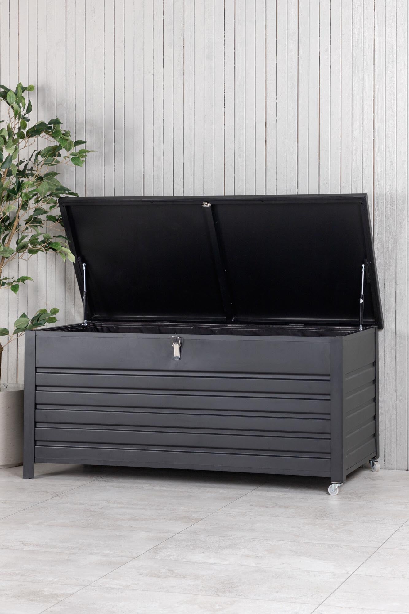 Die Elsa Kissenbox von Venture Home bietet stilvolle Aufbewahrung für Kissen und mehr, ideal für Garten oder Terrasse.