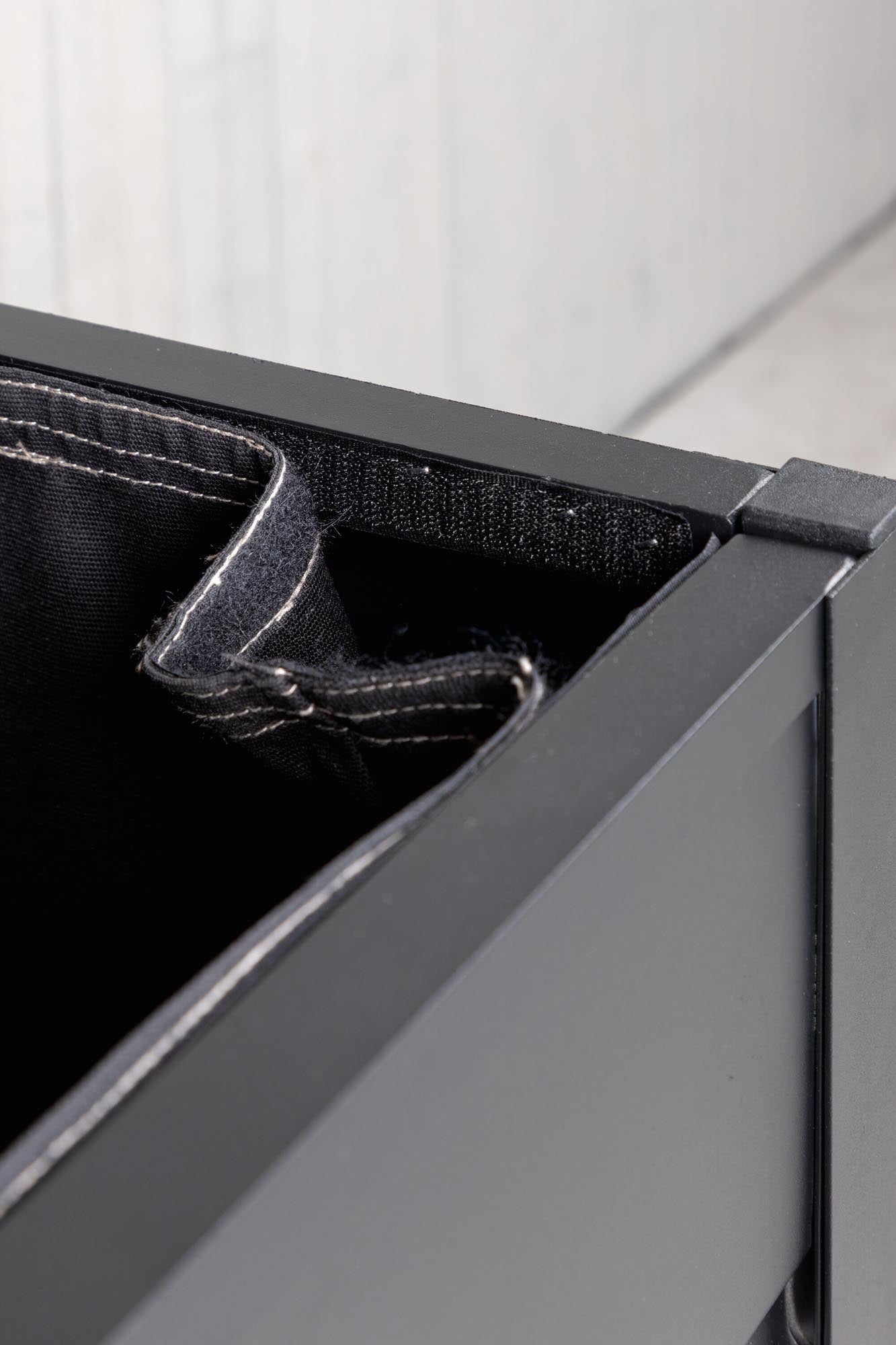 Elsa Kissenbox in Black präsentiert im Onlineshop von KAQTU Design AG. Outdoor Zubehör ist von Venture Home