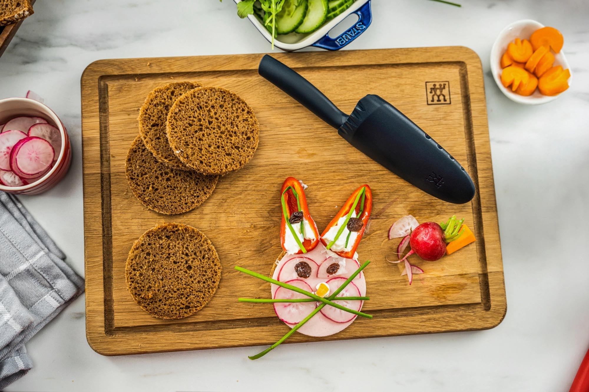 Das Zwilling Twinny Kinderkochmesser, 10 cm, blau, bietet Sicherheit und Spaß für Kinder beim Kochen und fördert ihre Küchenfähigkeiten.