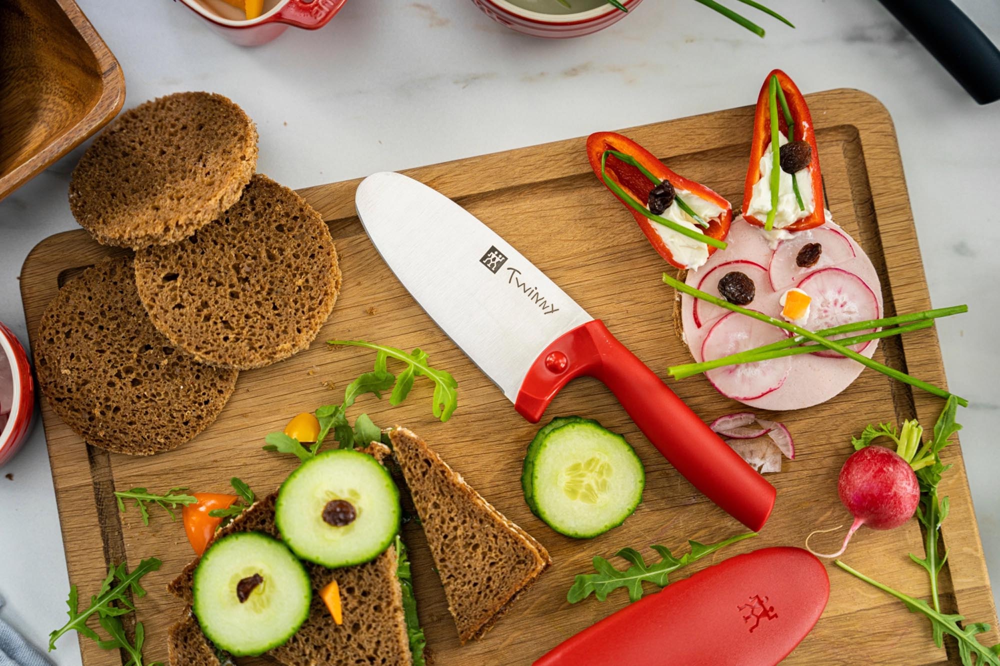 Das Zwilling Twinny Kinderkochmesser, 10 cm, rot, ist ideal für Kinder, sicher und hochwertig, perfekt für erste Kochabenteuer.