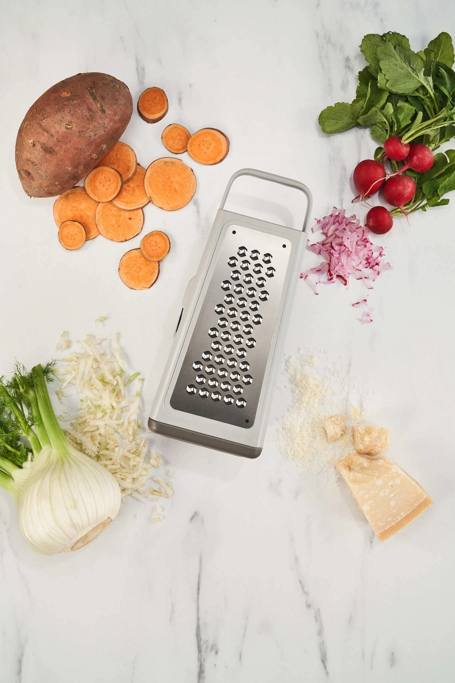 Vielseitige Zwilling Z-Cut Vierkantreibe in stilvollem Grau, ideal für das Reiben, Raffeln und Zerkleinern von Lebensmitteln in der Küche.