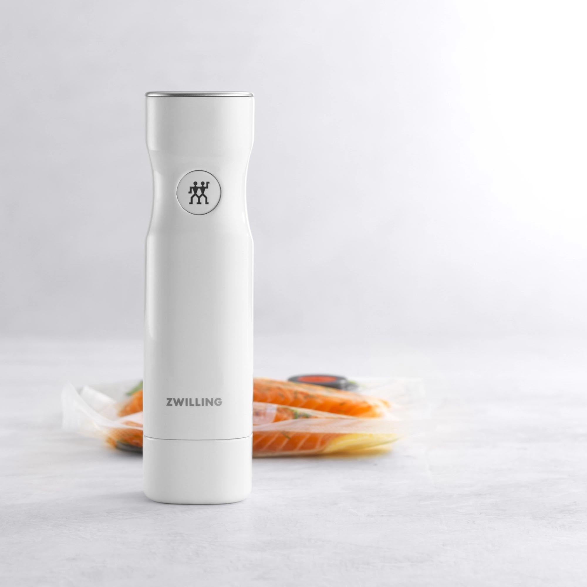 Praktische USB-Vakuumpumpe von Zwilling Kitchen, 5x5x19 cm, weiß, für schnelles und einfaches Vakuumieren von Lebensmitteln.