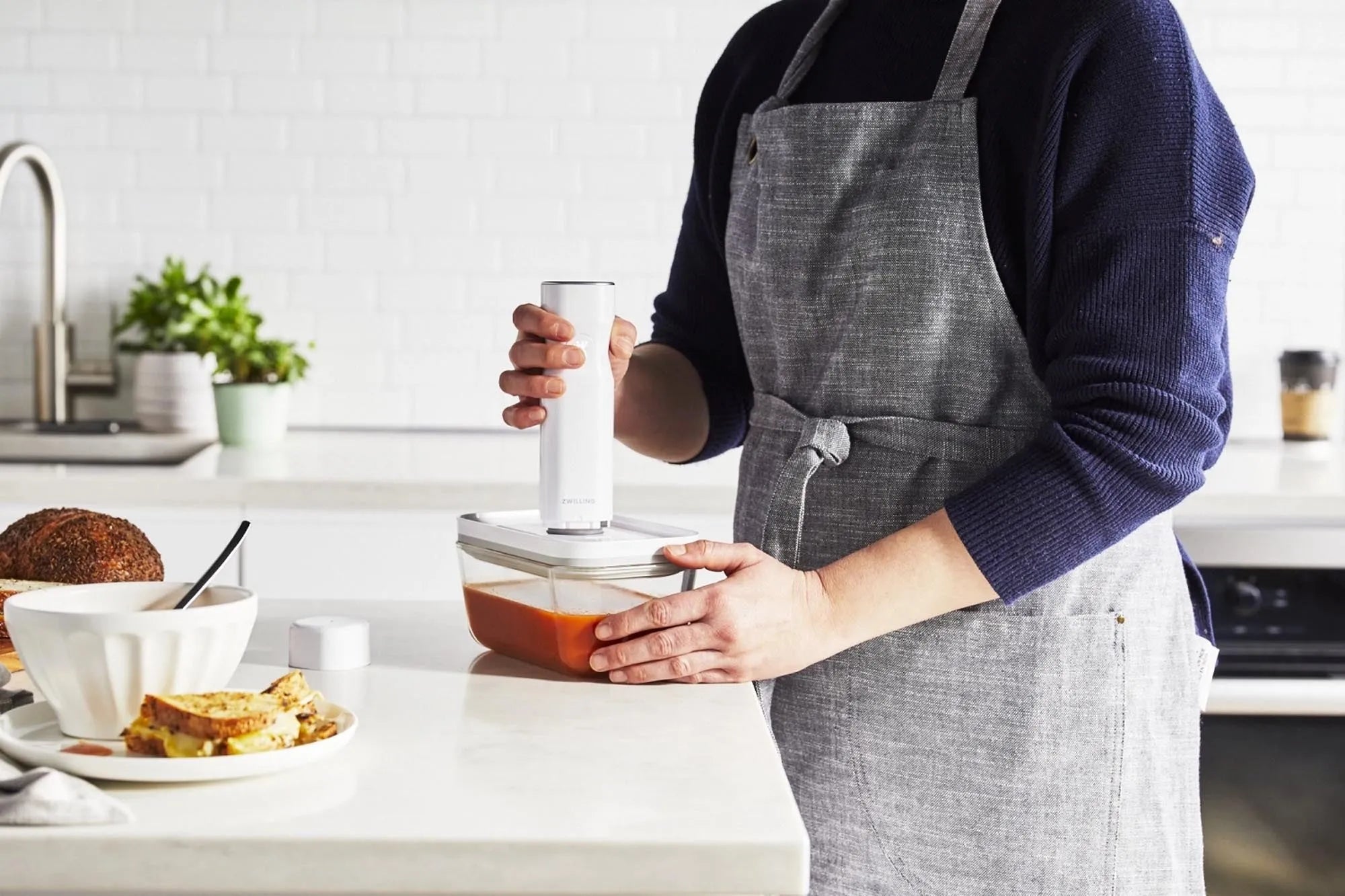 Weiße USB-Vakuumpumpe von Zwilling Kitchen, 5x5x19 cm, kompakt und ideal zur Frischhaltung von Lebensmitteln.