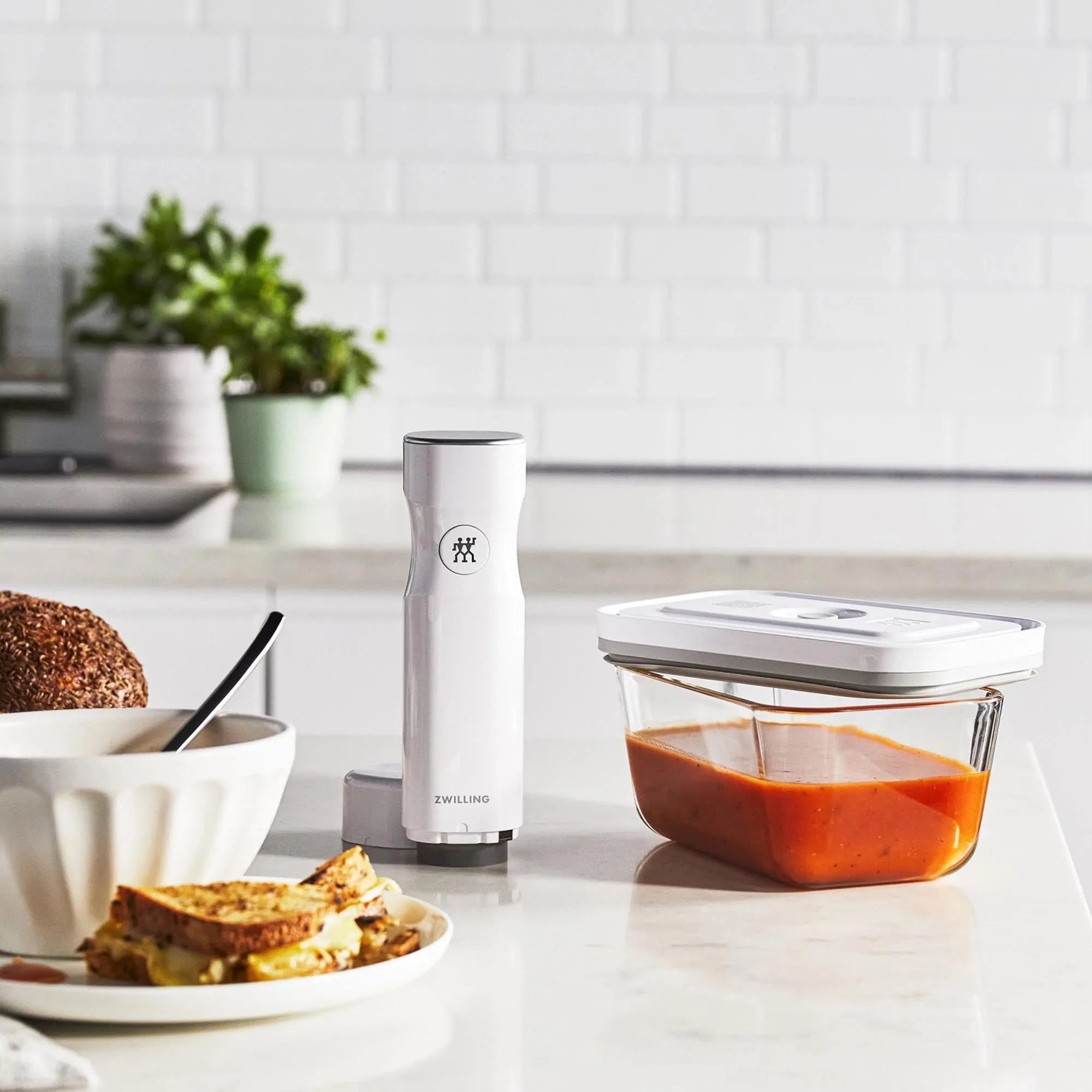 Kompakte USB-Vakuumpumpe von Zwilling Kitchen, 5x5x19 cm, in Weiß, ideal für die effiziente Lebensmittel-Frischhaltung.