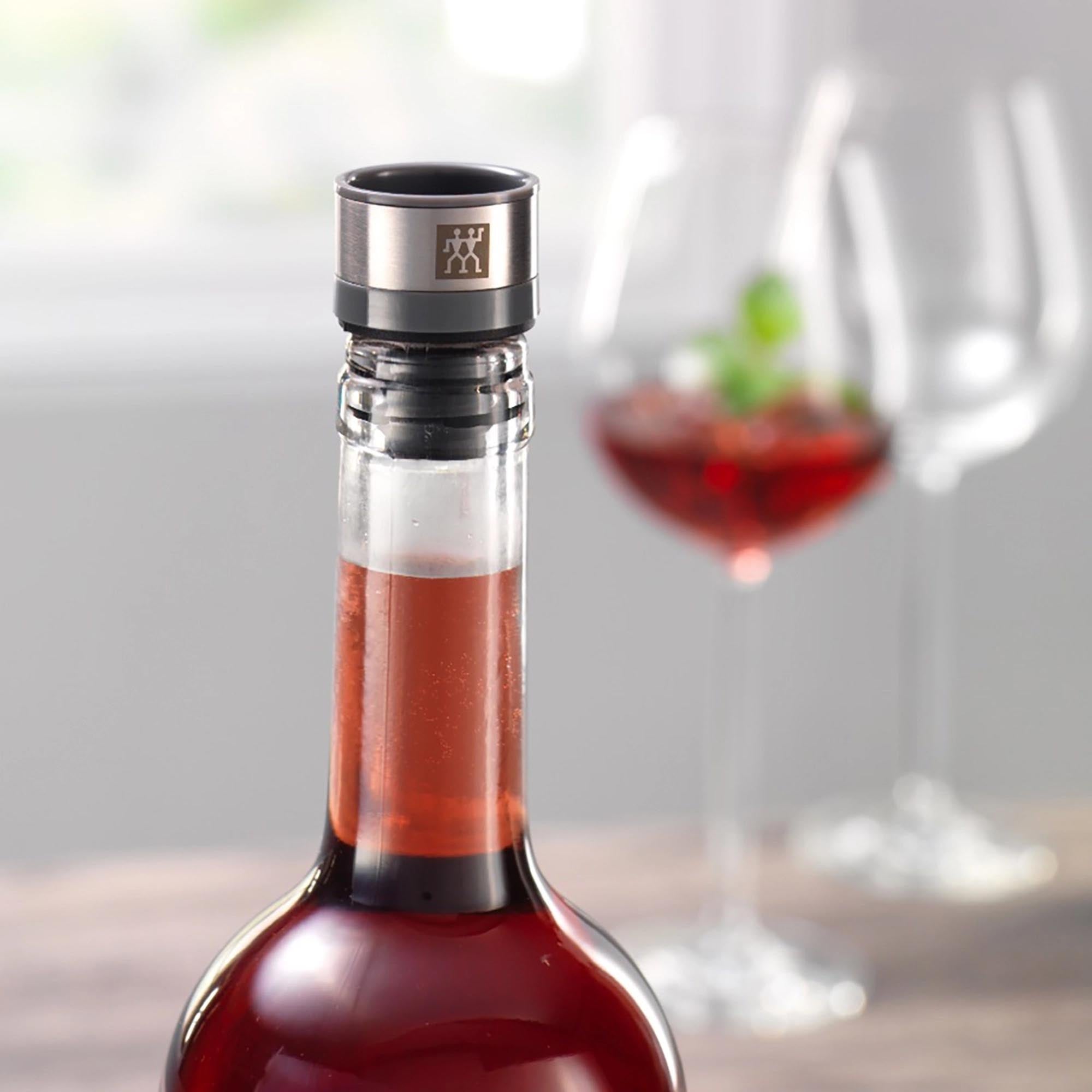 Eleganter Vakuum-Weinverschluss von Zwilling Kitchen, 3x3x4 cm, in Grau, bewahrt Weinaromen und Frische für längeren Genuss.