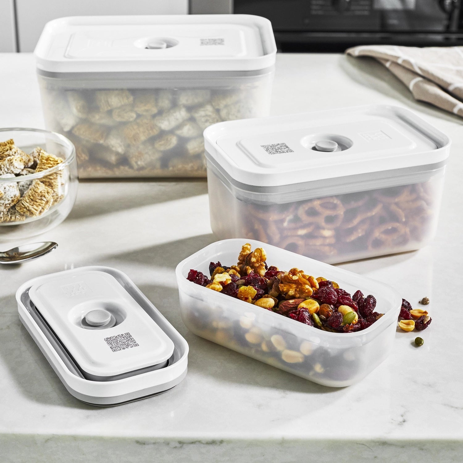 Praktisches 3-teiliges Vakuumbox-Set aus Kunststoff in den Größen S, M und L von Zwilling Kitchen für frische Lebensmittel.