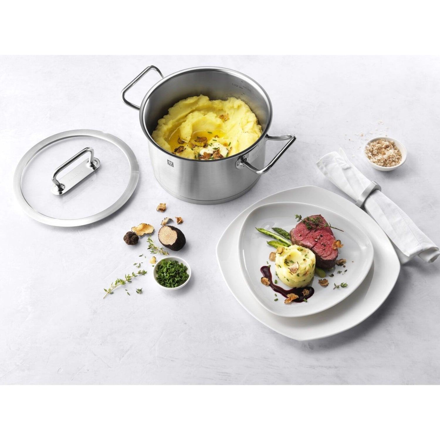 Hochwertiges 5-teiliges Kochgeschirr-Set von Zwilling Pro, ideal für professionelle Küchen, mit langlebiger Edelstahl-Oberfläche und ergonomischen Griffen.