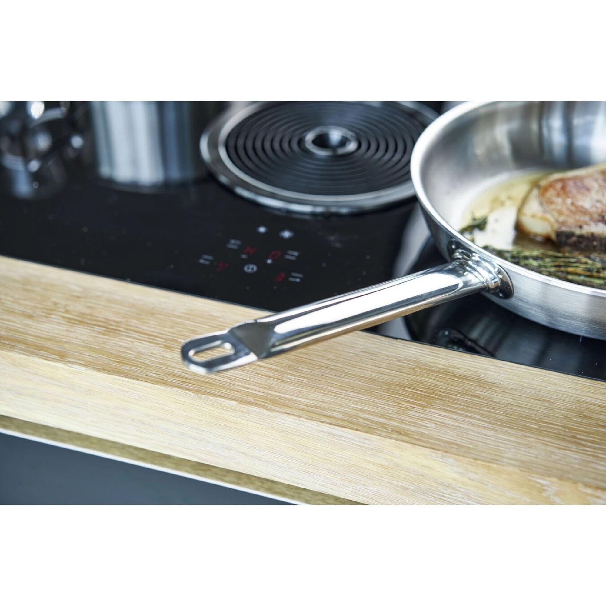 Robuste 28 cm Edelstahl-Bratpfanne von ZWILLING Pro, perfekt für vielseitiges Kochen und anspruchsvolle Küchenprofis.