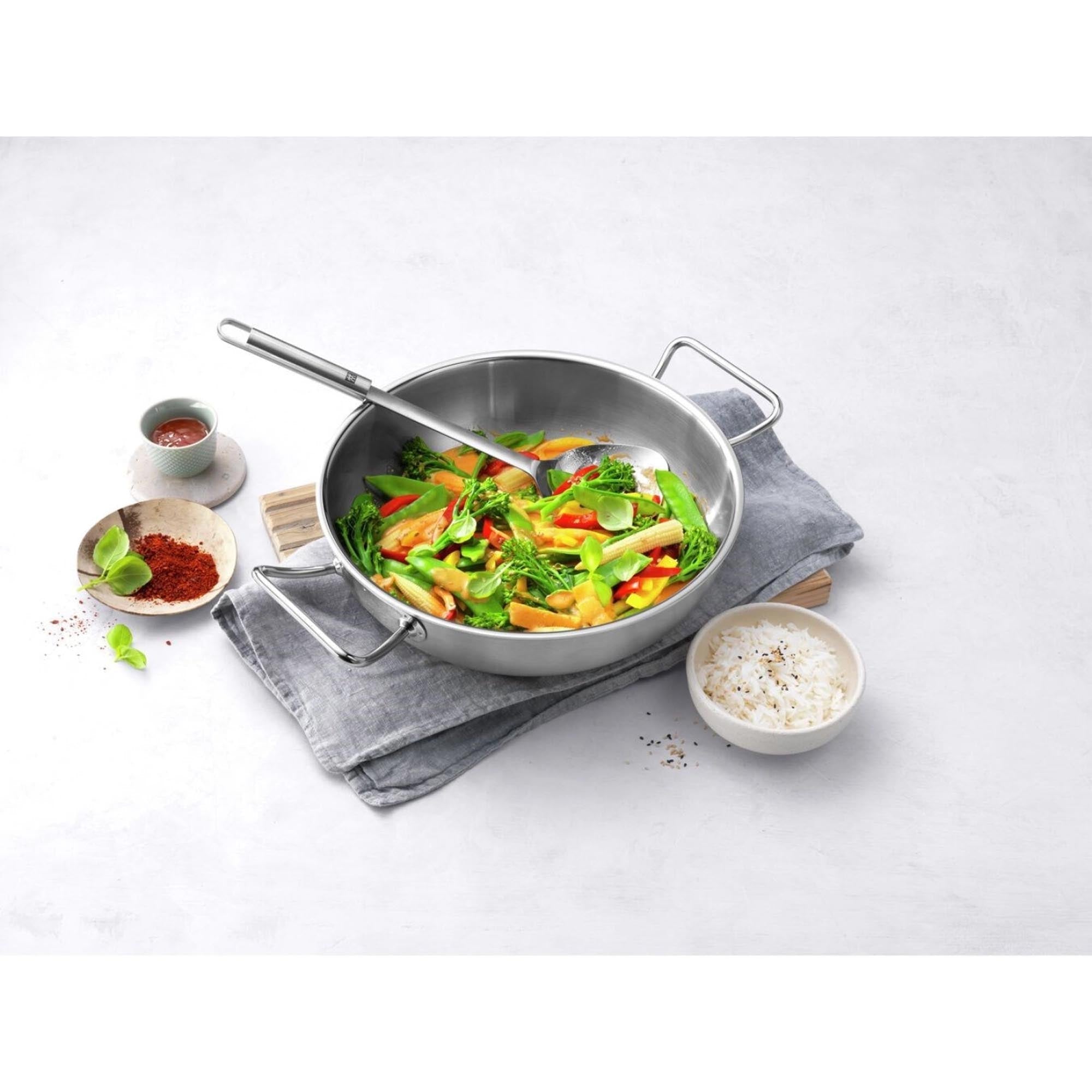 ZWILLING Pro Wok, 30 cm: Hochwertiger Edelstahl-Wok, ideal für asiatische Gerichte, mit gleichmäßiger Wärmeverteilung und Vielseitigkeit.
