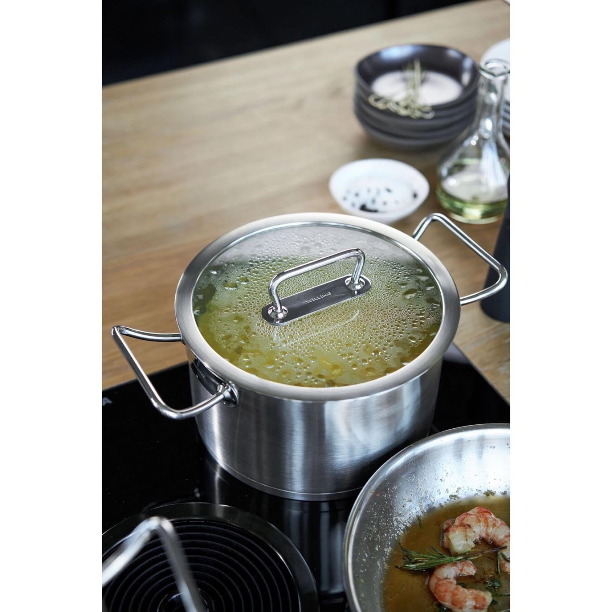 ZWILLING Pro Kochtopf 16 cm: Hochwertiger Edelstahl, perfekt für kleine Portionen. Langlebig, energiesparend und präzise in der Küche.