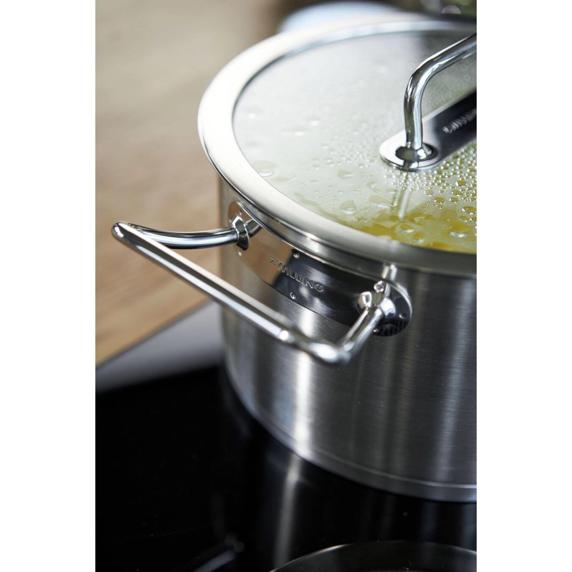 ZWILLING Pro Kochtopf 24 cm: Premium-Edelstahl, gleichmäßige Wärmeverteilung, langlebig und ideal für vielseitige Kochanwendungen.