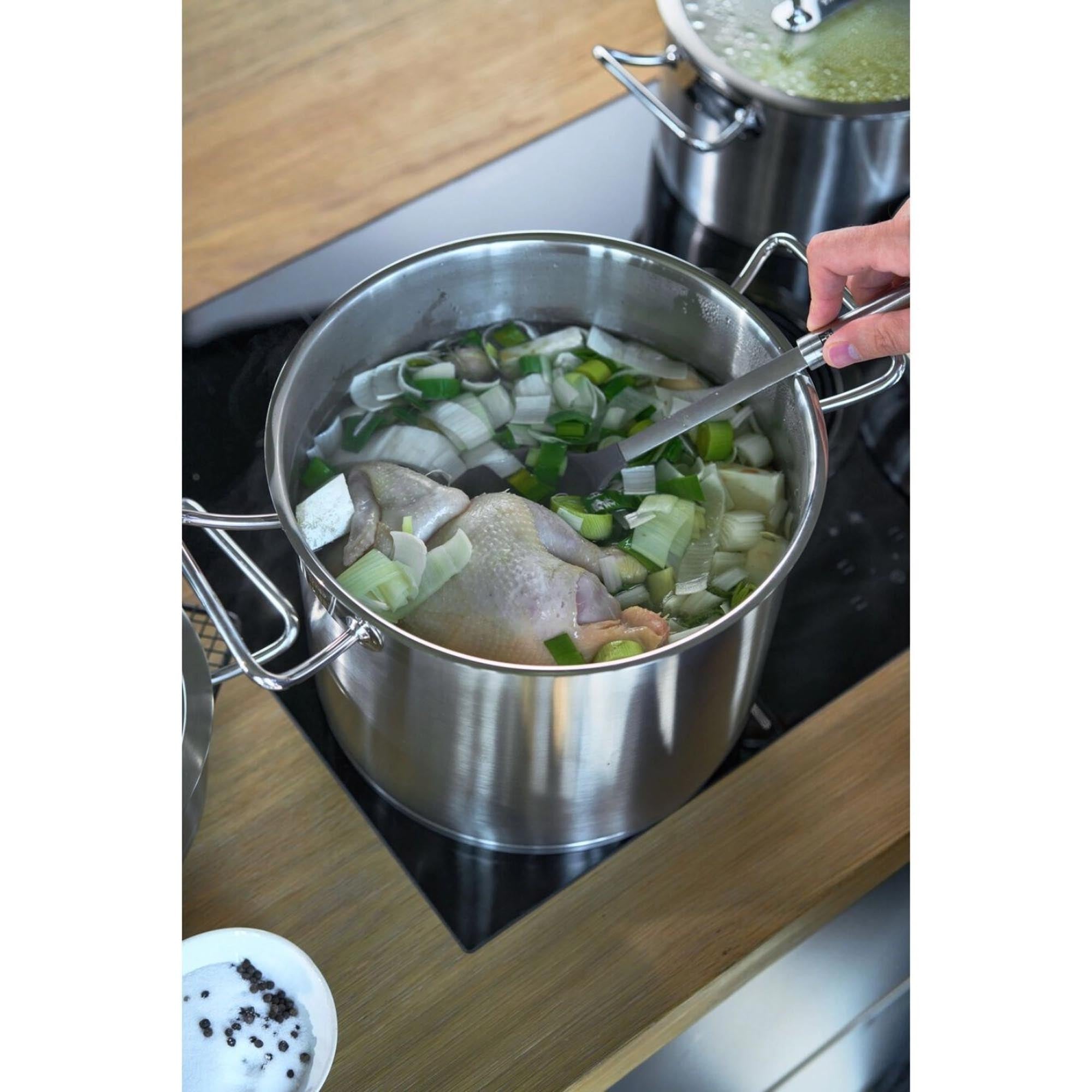 ZWILLING Pro Kochtopf 28 cm: Hochwertiger Edelstahl, ideal für große Portionen, energiesparend, für alle Herdarten geeignet.