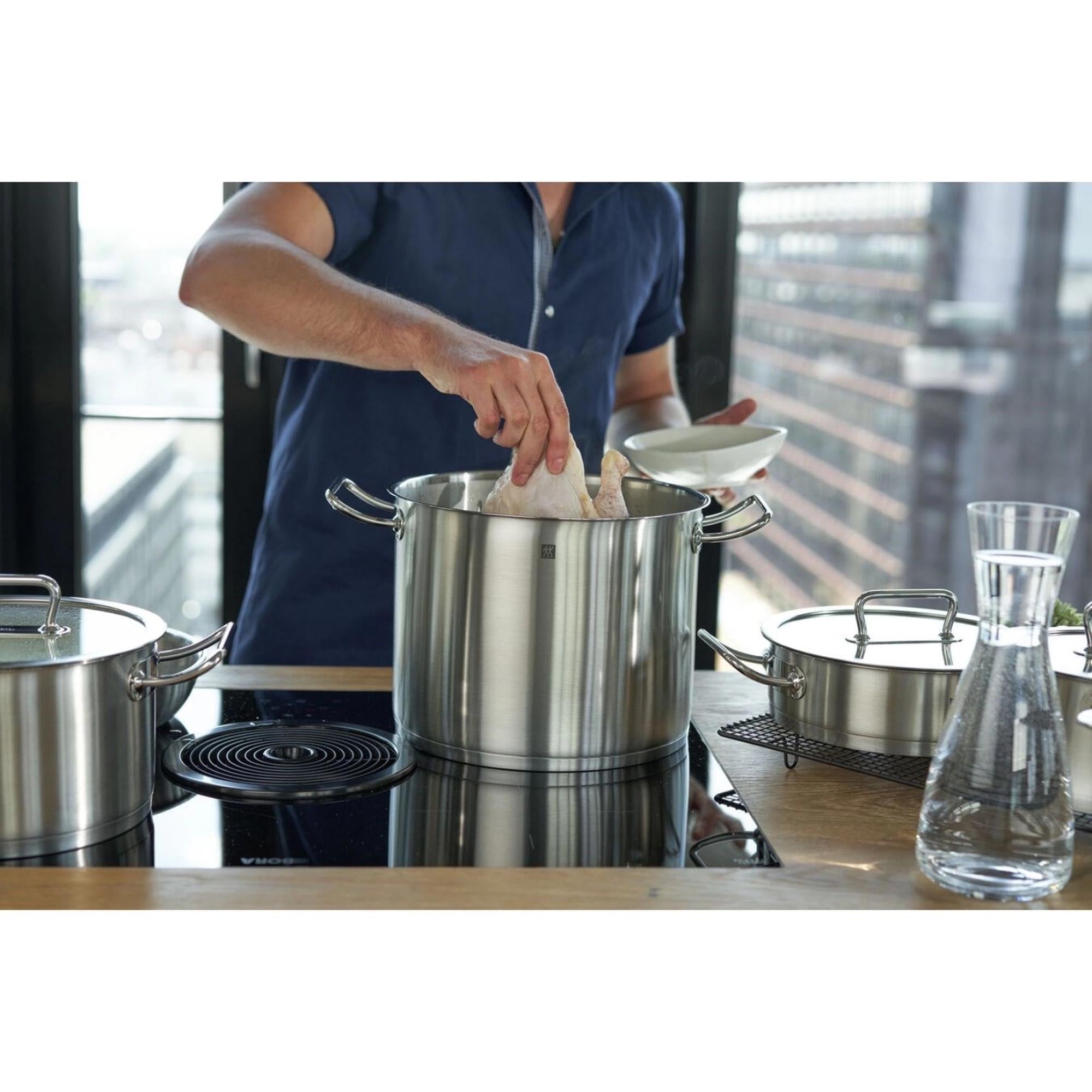 Entdecken Sie den ZWILLING Pro Kochtopf hoch, 28 cm: Robuster Edelstahl, perfekt für große Gerichte, energieeffizient und kompatibel mit allen Herdarten.