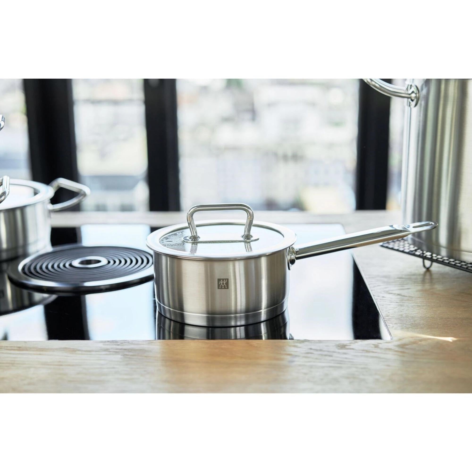 ZWILLING Pro Stieltopf, 20 cm: Premium-Edelstahl, perfekt für Saucen und Beilagen, langlebig, vielseitig und elegant gestaltet.