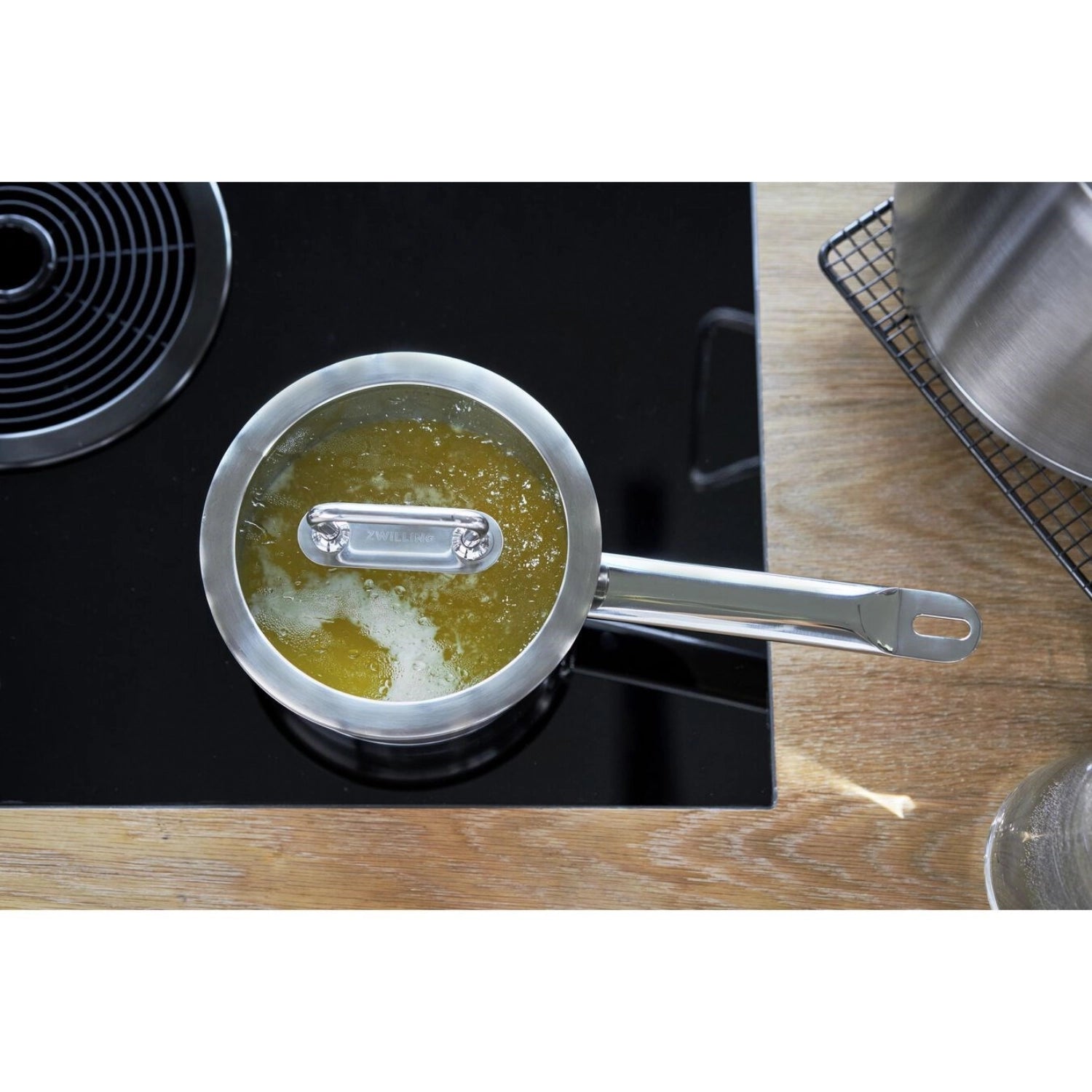 Eleganter ZWILLING Pro Stieltopf mit 20 cm Durchmesser, ideal für präzises Kochen und Saucenzubereitung, aus hochwertigem Edelstahl.