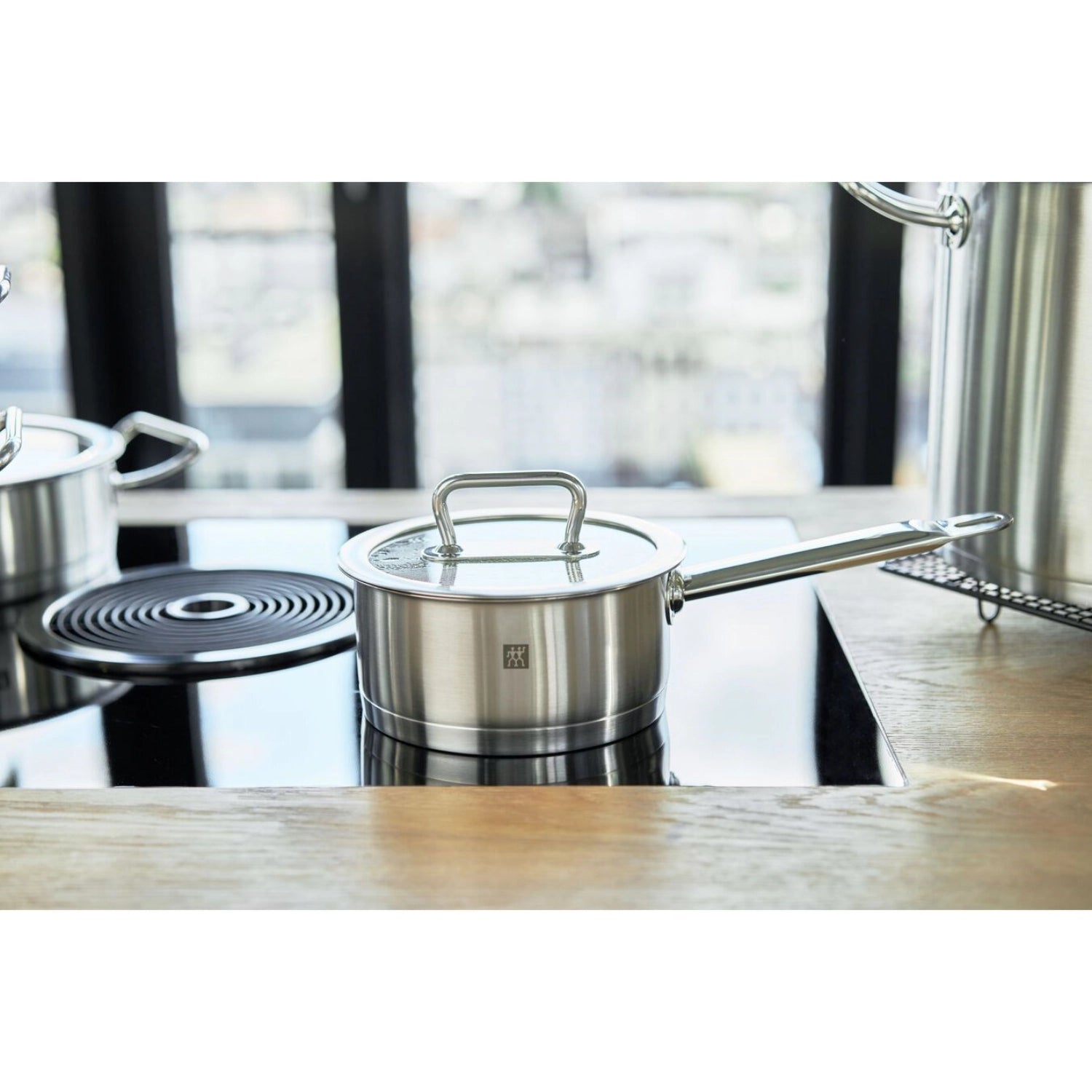 Eleganter ZWILLING Pro Stieltopf mit 20 cm Durchmesser, ideal für präzises Kochen und ansprechende Präsentation von Speisen.