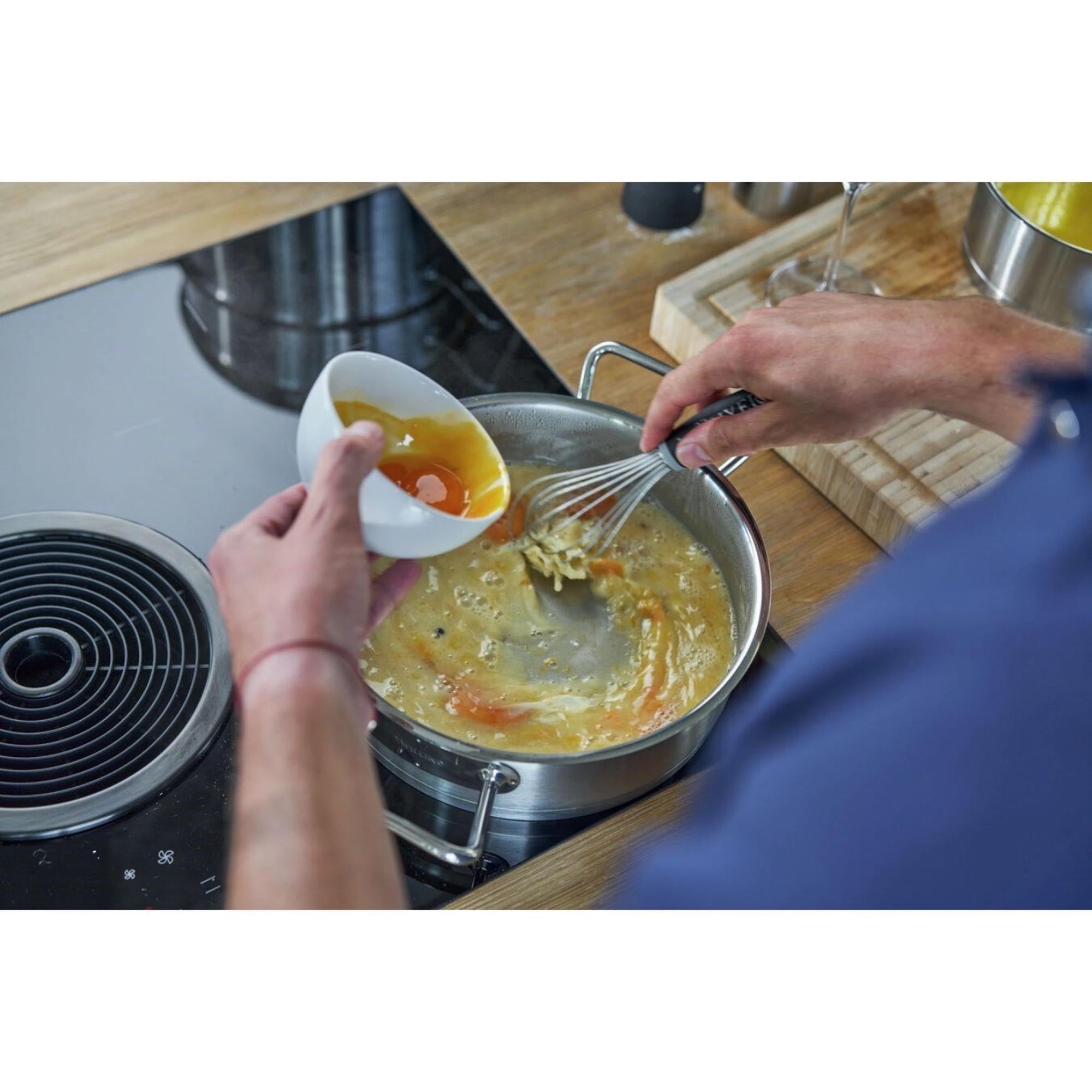 Die ZWILLING Pro Servierpfanne, 24 cm, bietet exzellente Qualität, optimale Wärmeverteilung und ist ideal für vielseitiges Kochen.