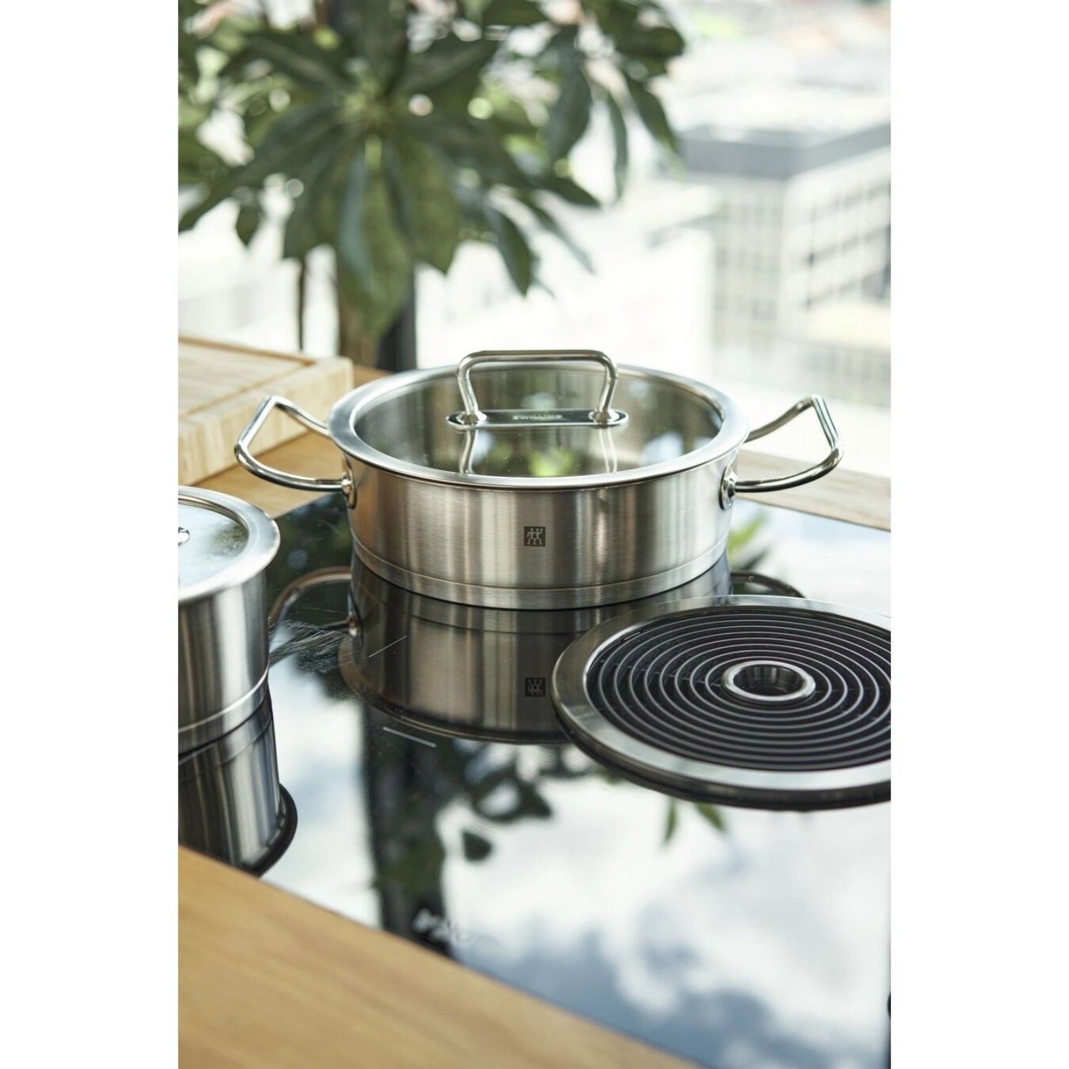 Elegante ZWILLING Pro Servierpfanne mit 24 cm Durchmesser, perfekt für die Zubereitung und Präsentation köstlicher Speisen.