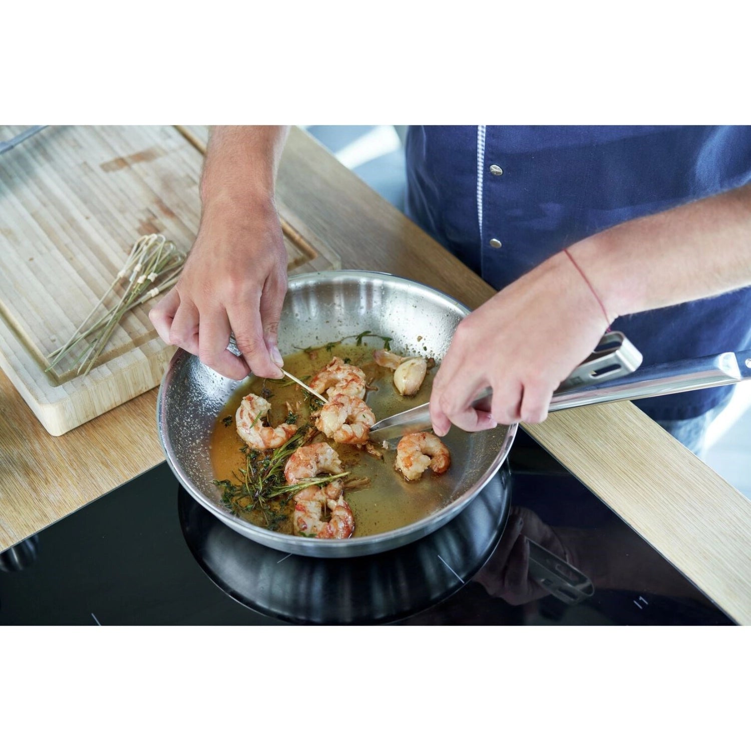 Elegante ZWILLING Pro Bratpfanne, 24 cm, aus robustem Edelstahl, ideal für gleichmäßiges Braten und kreative Kochabenteuer.