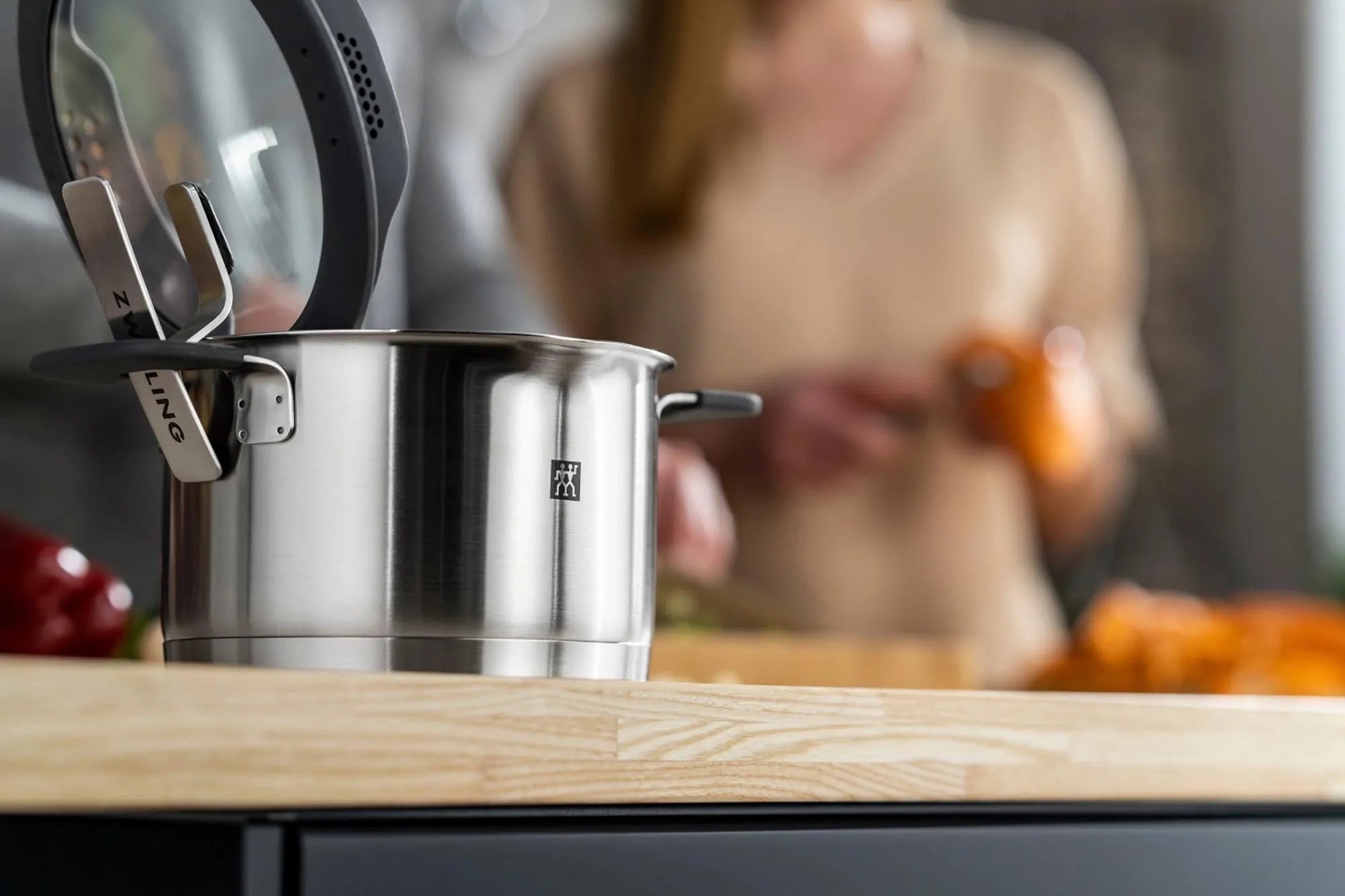Das 4-teilige Zwilling Simplify Kochgeschirr-Set kombiniert modernes Design mit Funktionalität und Qualität für müheloses Kochen.