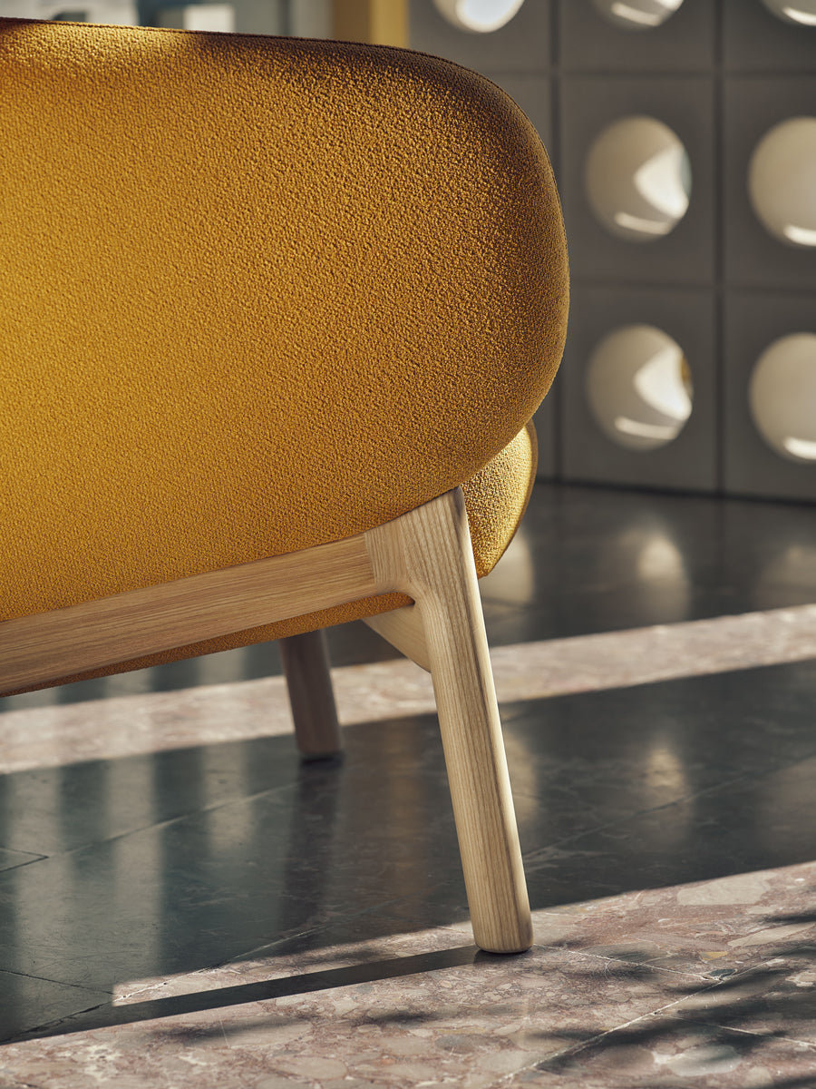 Grand Grace GRF02 - Sessel Holzbasis in Blau präsentiert im Onlineshop von KAQTU Design AG. Sessel ist von Mdd
