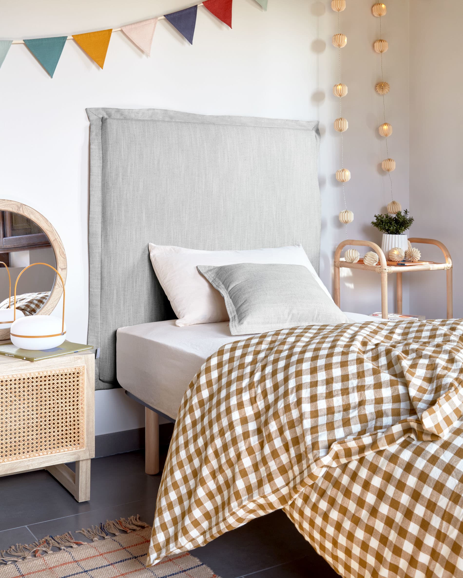 Das Talo Bettgestell 90x190 cm von Kave Home vereint modernes Design mit Funktionalität für ein stilvolles Schlafzimmer.
