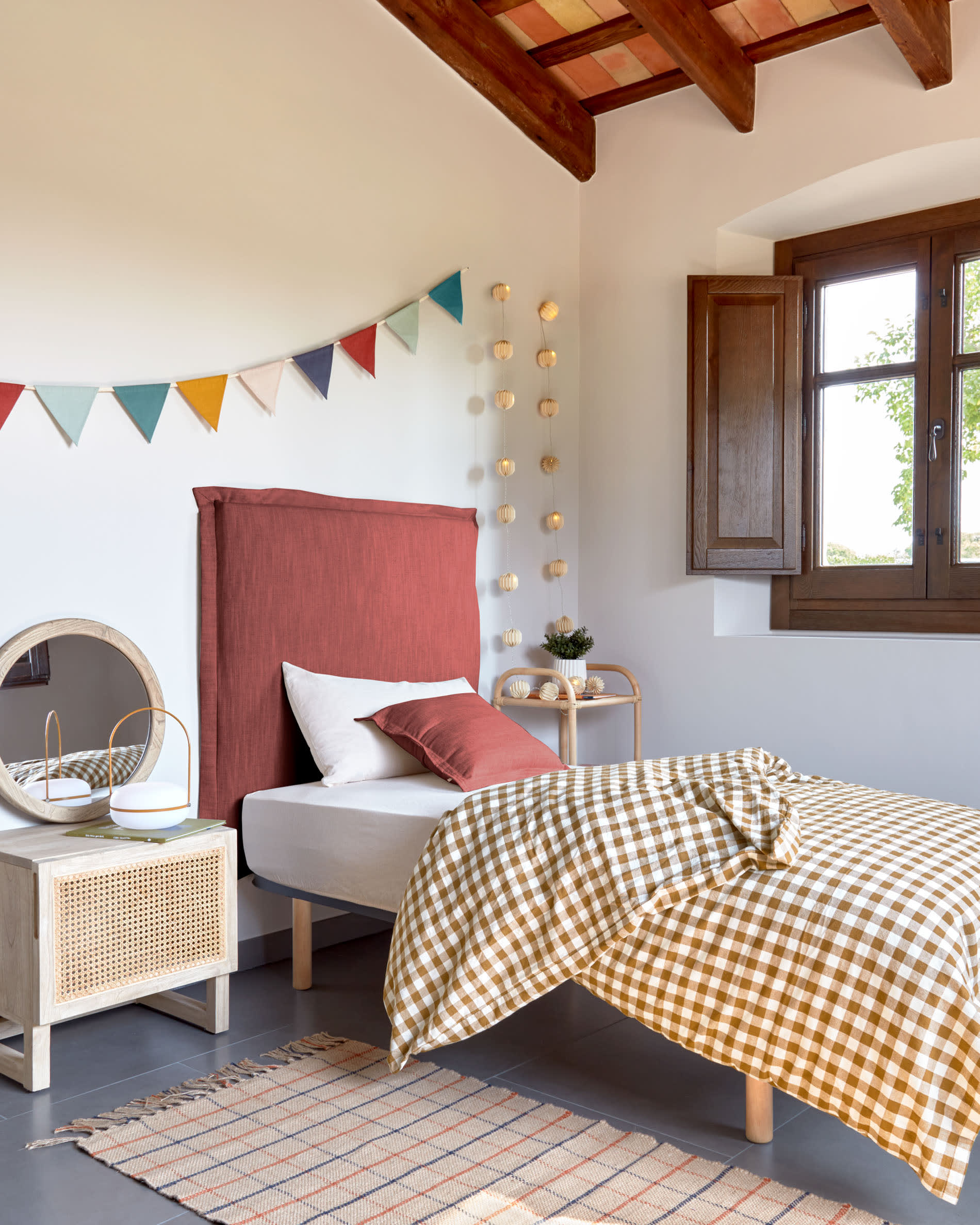 Das Talo Bettgestell 90x190 cm von Kave Home kombiniert stilvolles Design mit praktischer Funktionalität für Ihr Schlafzimmer.