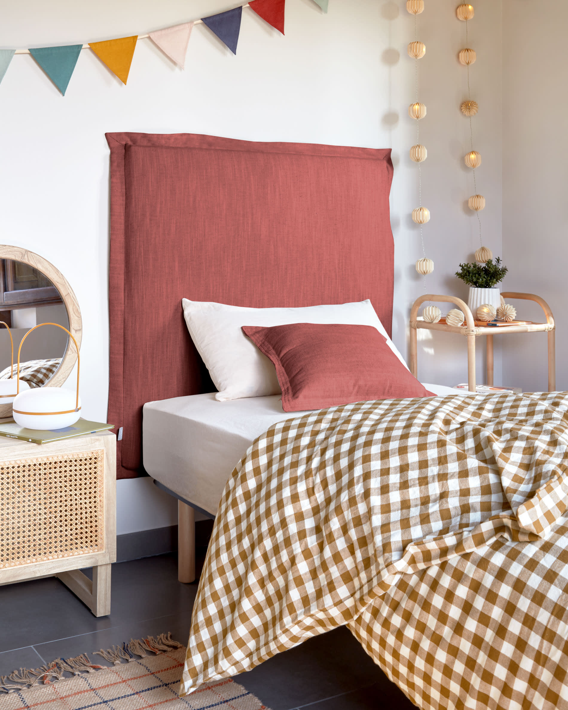 Das Talo Bettgestell 90x190 cm von Kave Home bietet modernes Design und Komfort, ideal für ein stilvolles Schlafzimmer.