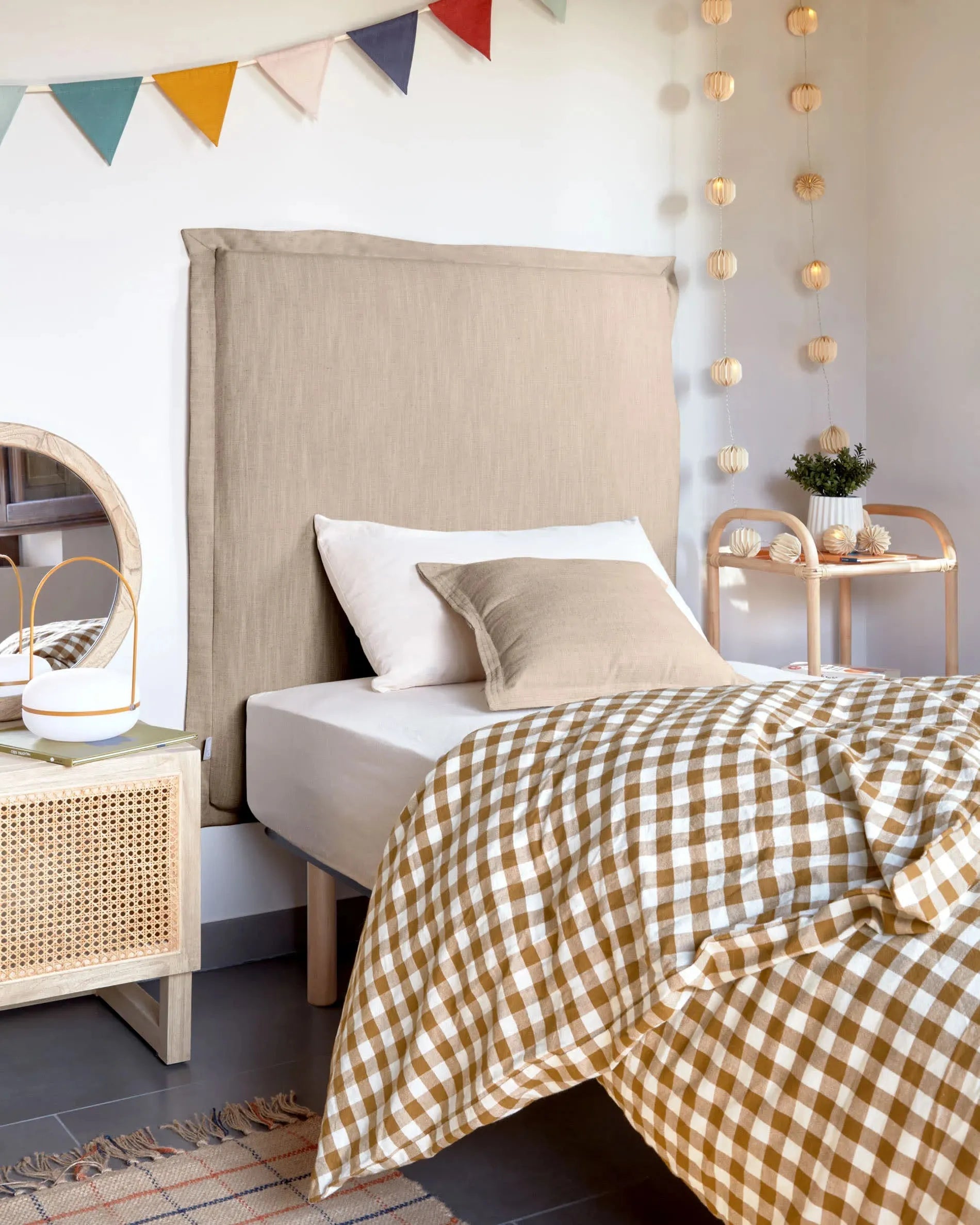 Das Talo Bettgestell 90x190 cm von Kave Home bietet stilvolles Design und Komfort, ideal für ein modernes Schlafzimmer.