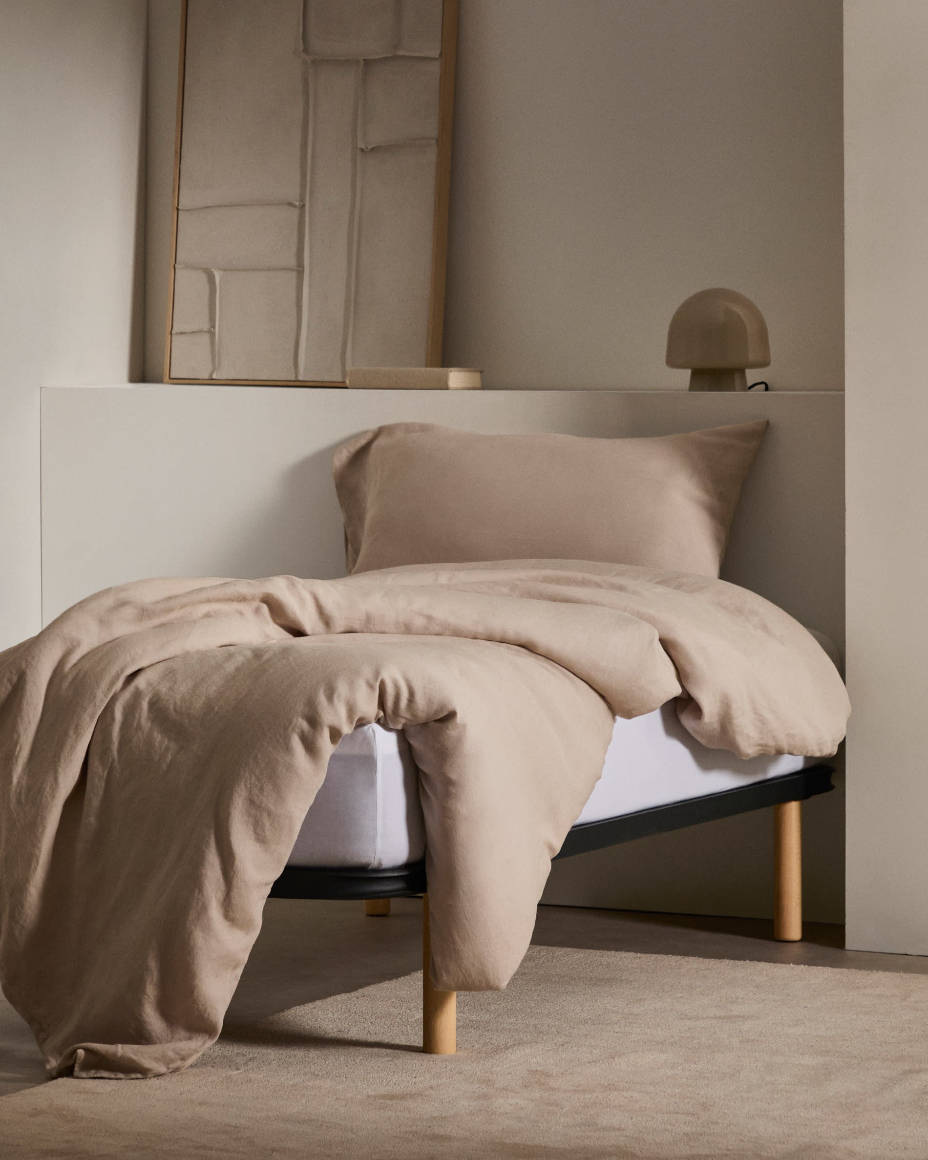 Das Talo Bettgestell 90x200 cm von Kave Home kombiniert modernes Design mit Komfort für ein elegantes Schlafzimmer.