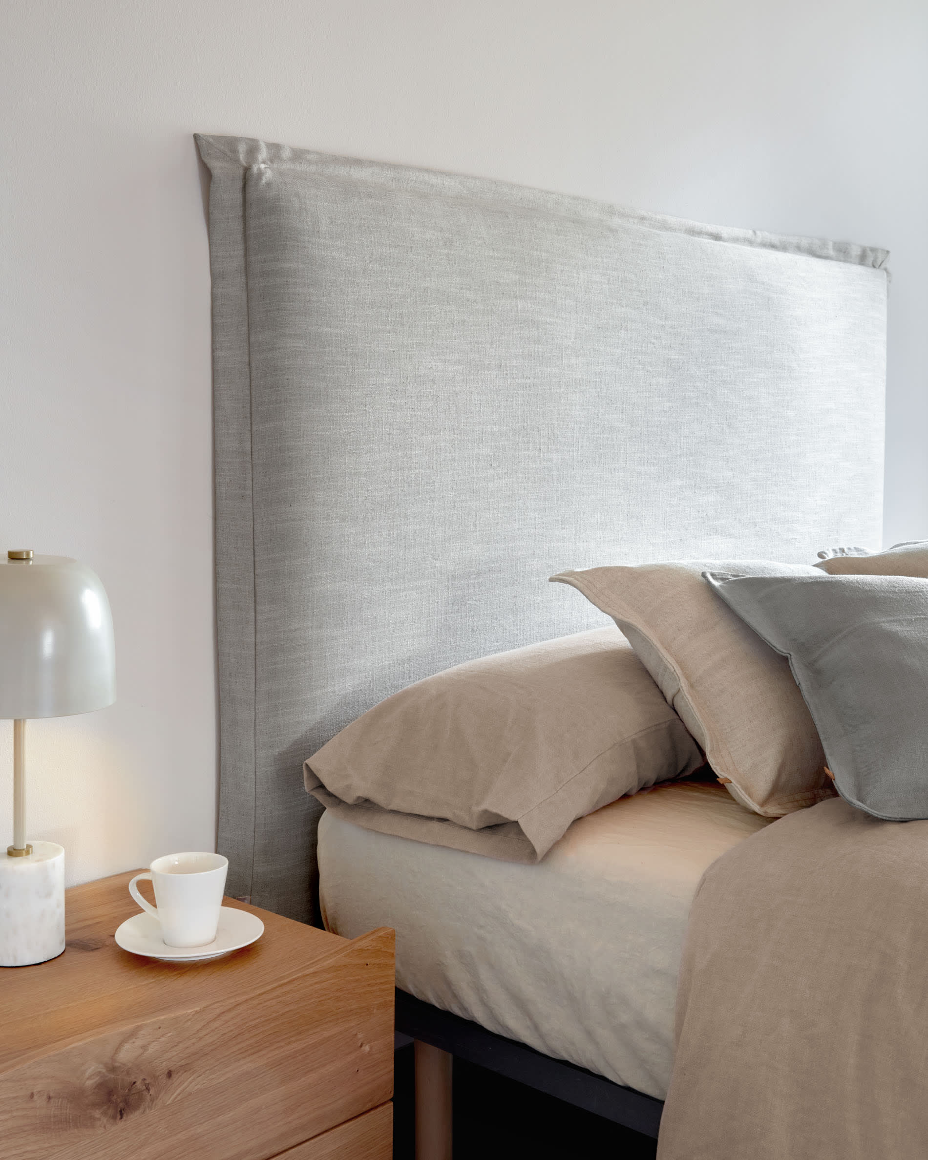 Das Talo Bettgestell 150x190 cm von Kave Home kombiniert zeitgemäßes Design mit Funktionalität für ein elegantes Schlafzimmer.