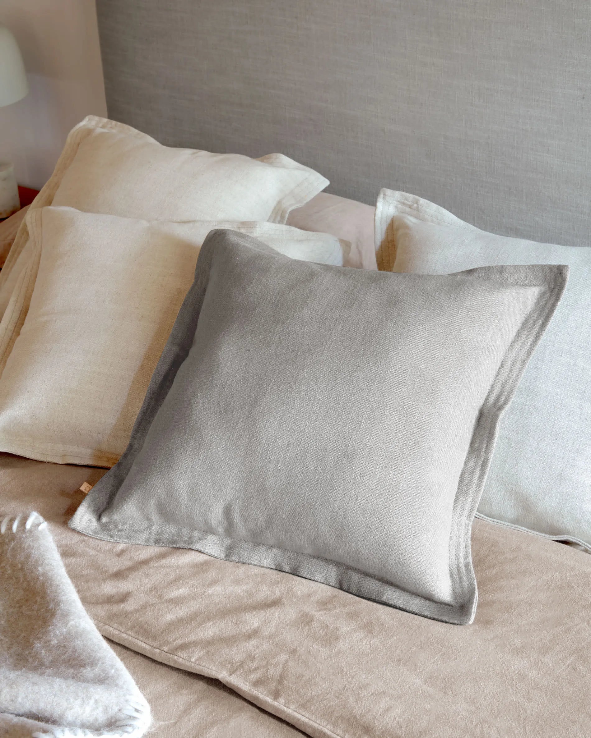 Das Talo Bettgestell 150x190 cm von Kave Home bietet modernes Design und Komfort, ideal für ein stilvolles Schlafzimmer.