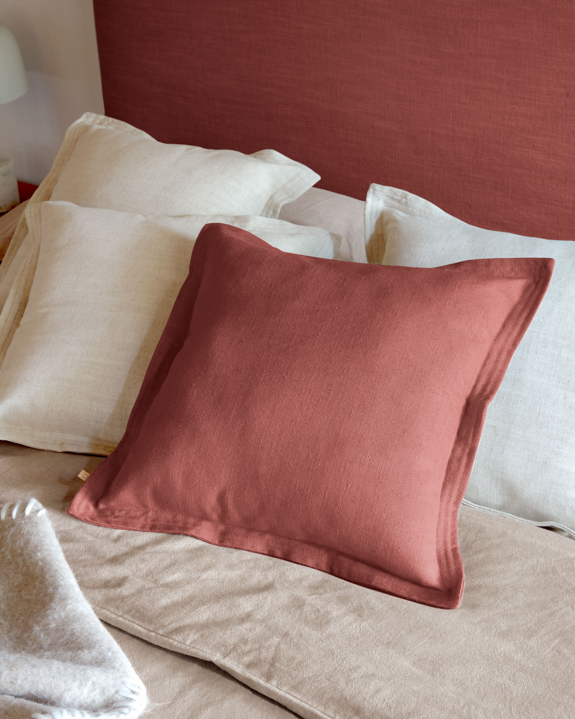 Das Talo Bettgestell 150x190 cm von Kave Home bietet modernes Design und Komfort, ideal für ein stilvolles Schlafzimmer.