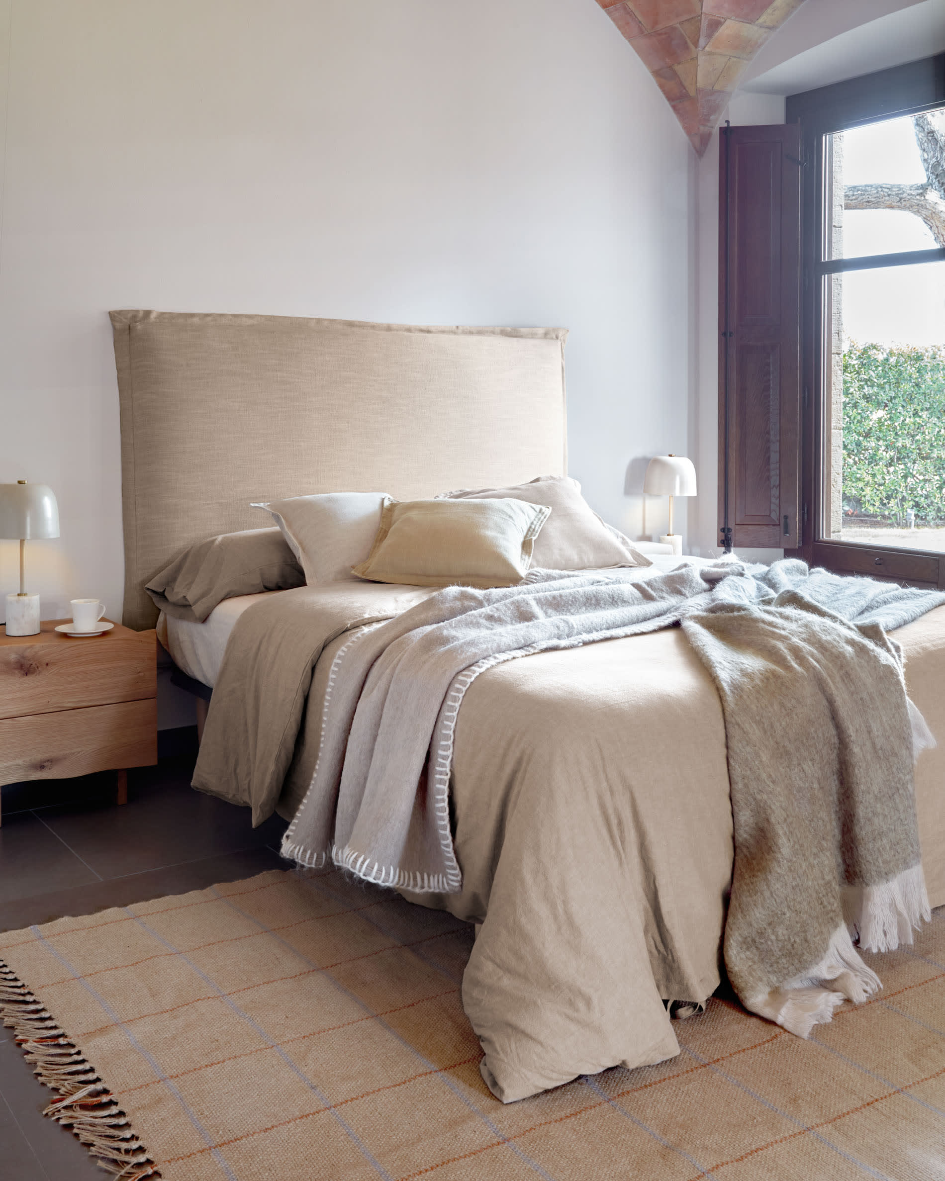Das Talo Bettgestell 150x190 cm von Kave Home bietet modernes Design und Komfort, ideal für stilvolle Schlafzimmer.