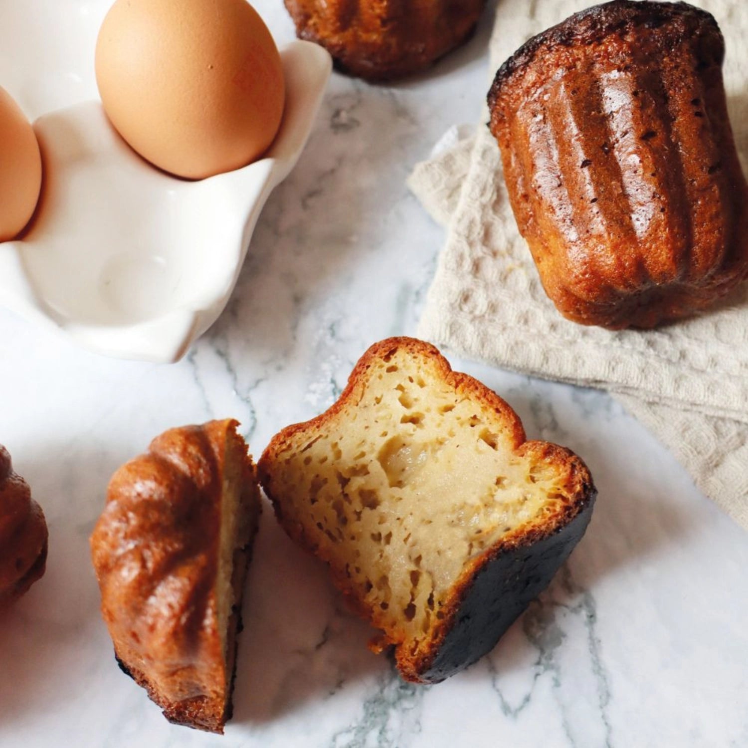 Praktische Backform für 9 Cannelés, mit antihaftbeschichteter Oberfläche für müheloses Backen und einfache Reinigung.