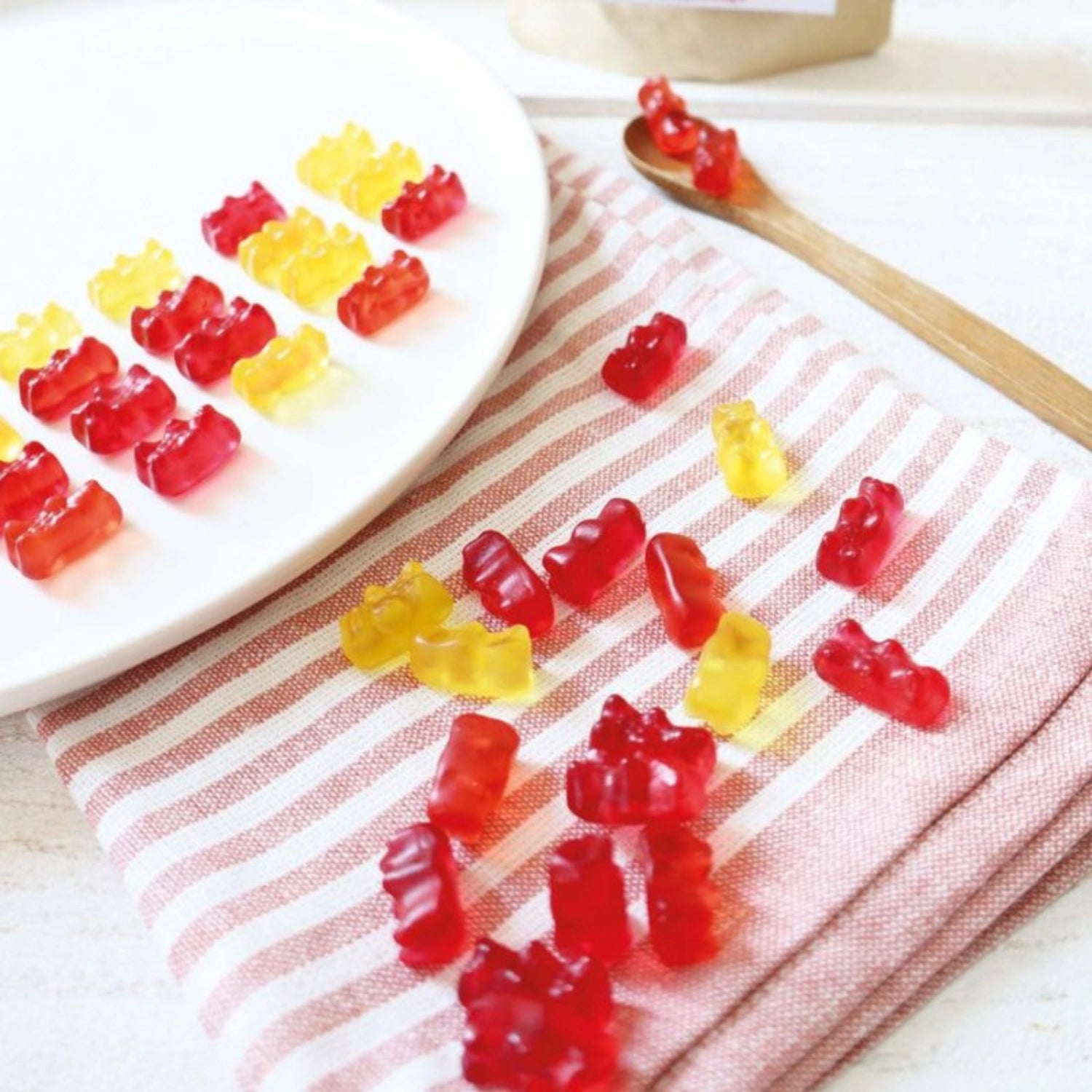 Praktische Silikonbackform mit 36 Fächern für Gummibären, ideal für kreative Backprojekte und süße Snacks von Scrap Cooking.