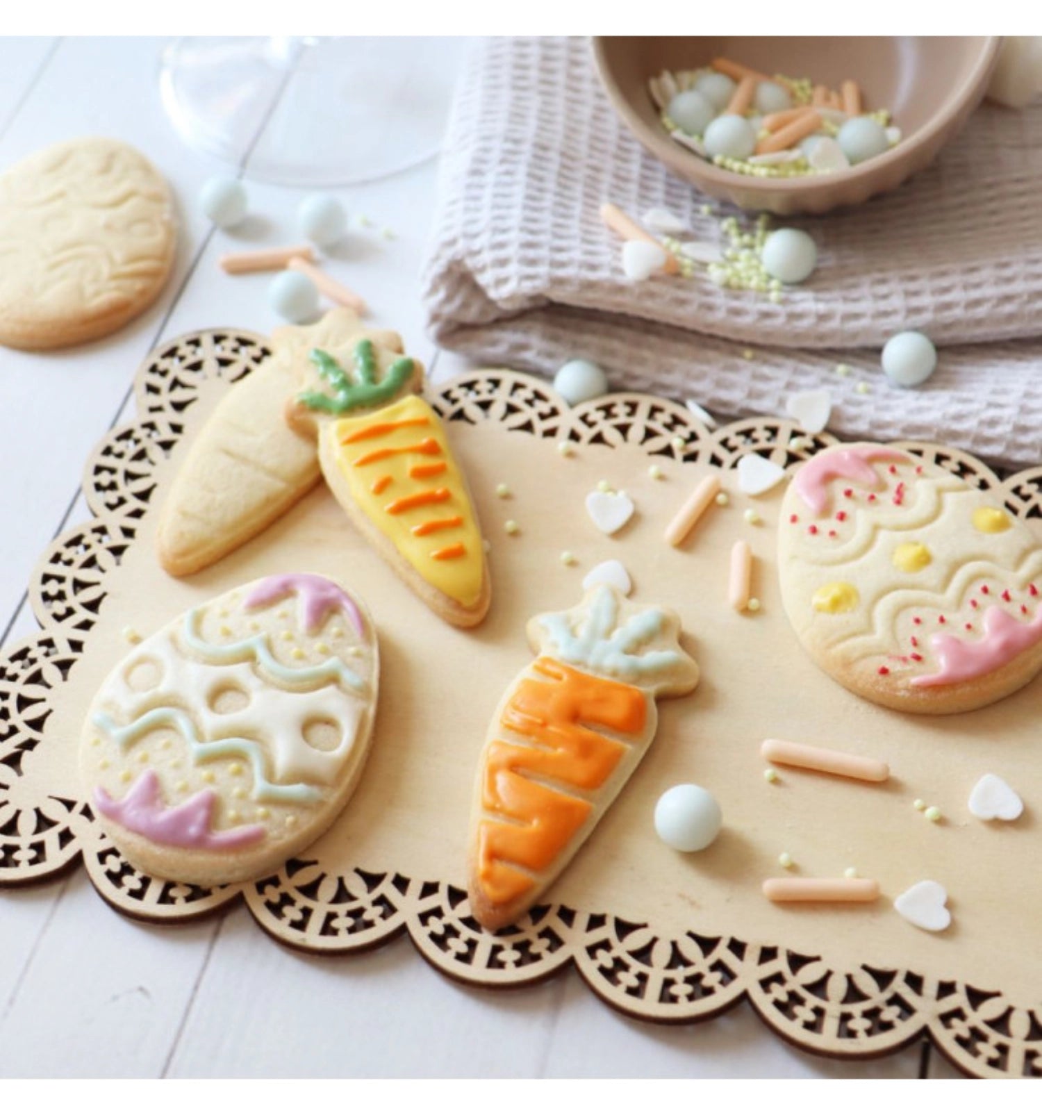 Set aus zwei bunten Ausstechformen in Pink für das Backen von originellen Osterplätzchen, perfekt für fröhliche Feiertagsaktivitäten.