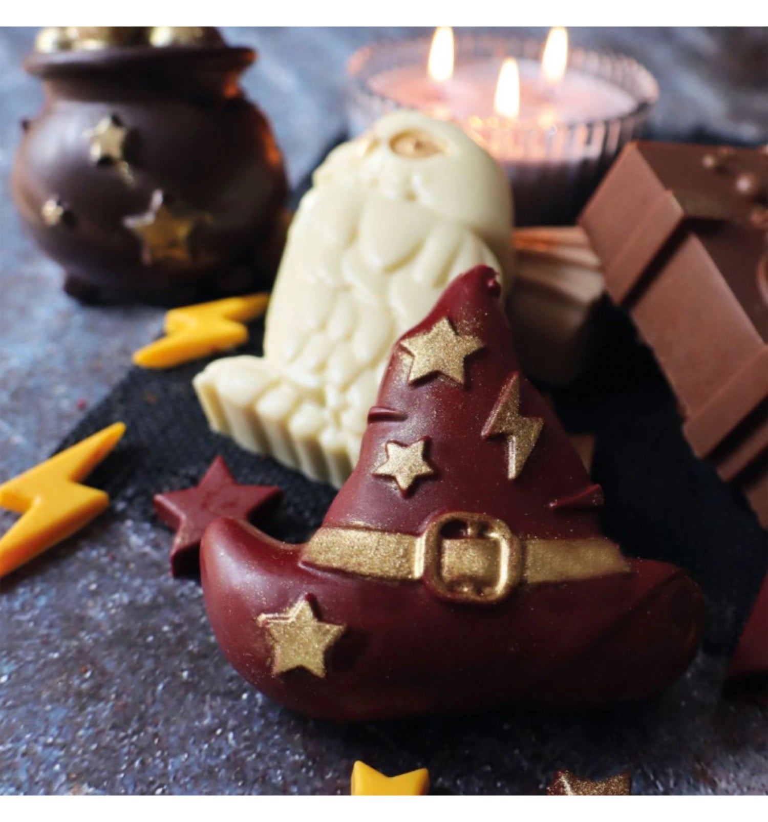 Bunte Silikonbackform "Zauberei" von Scrap Cooking, perfekt für fantasievolle Backideen, einfach zu handhaben und spülmaschinenfest.