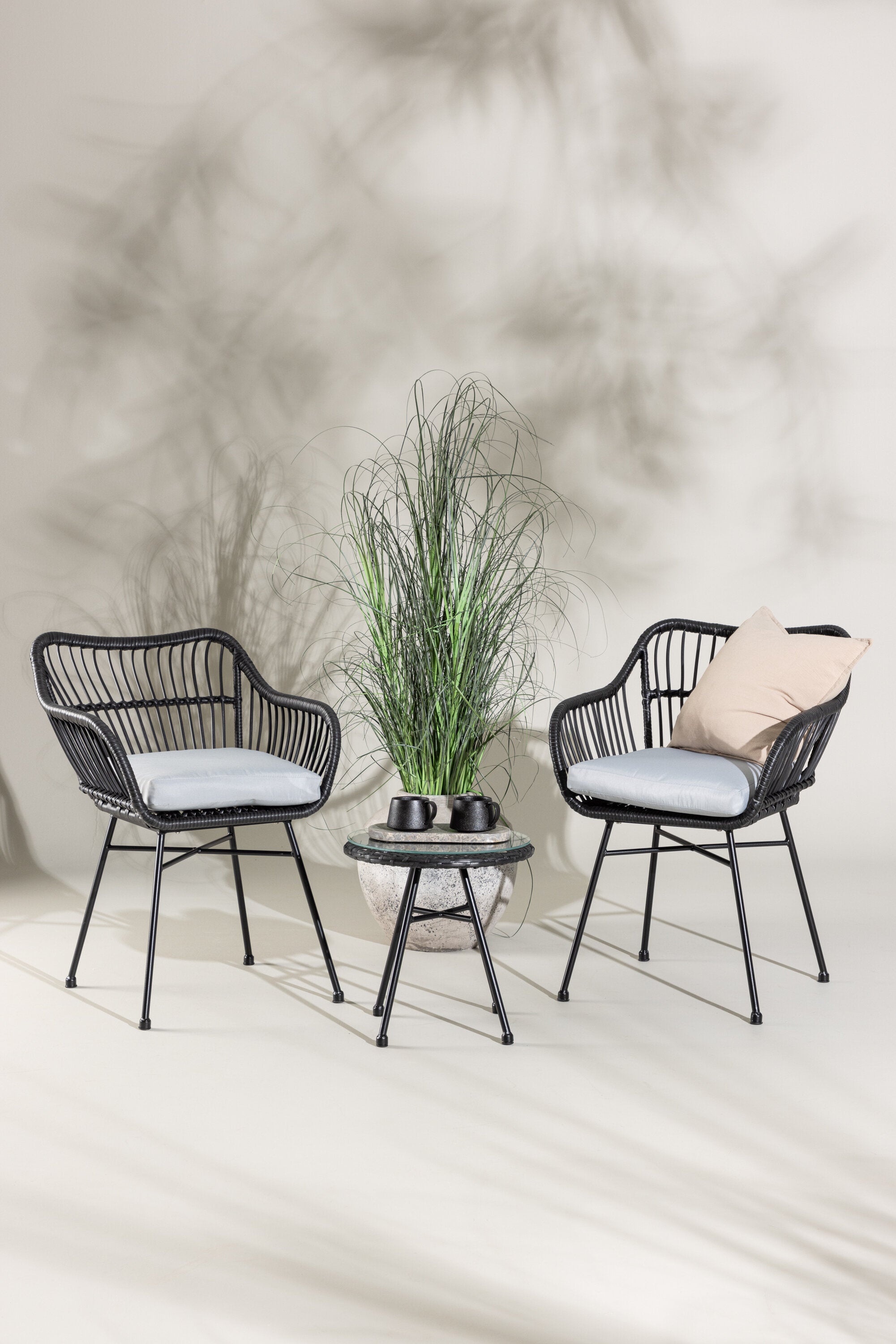 Viga Lounge Outdoorset ⌀40cm in Schwarz präsentiert im Onlineshop von KAQTU Design AG. Loungeset ist von Venture Home
