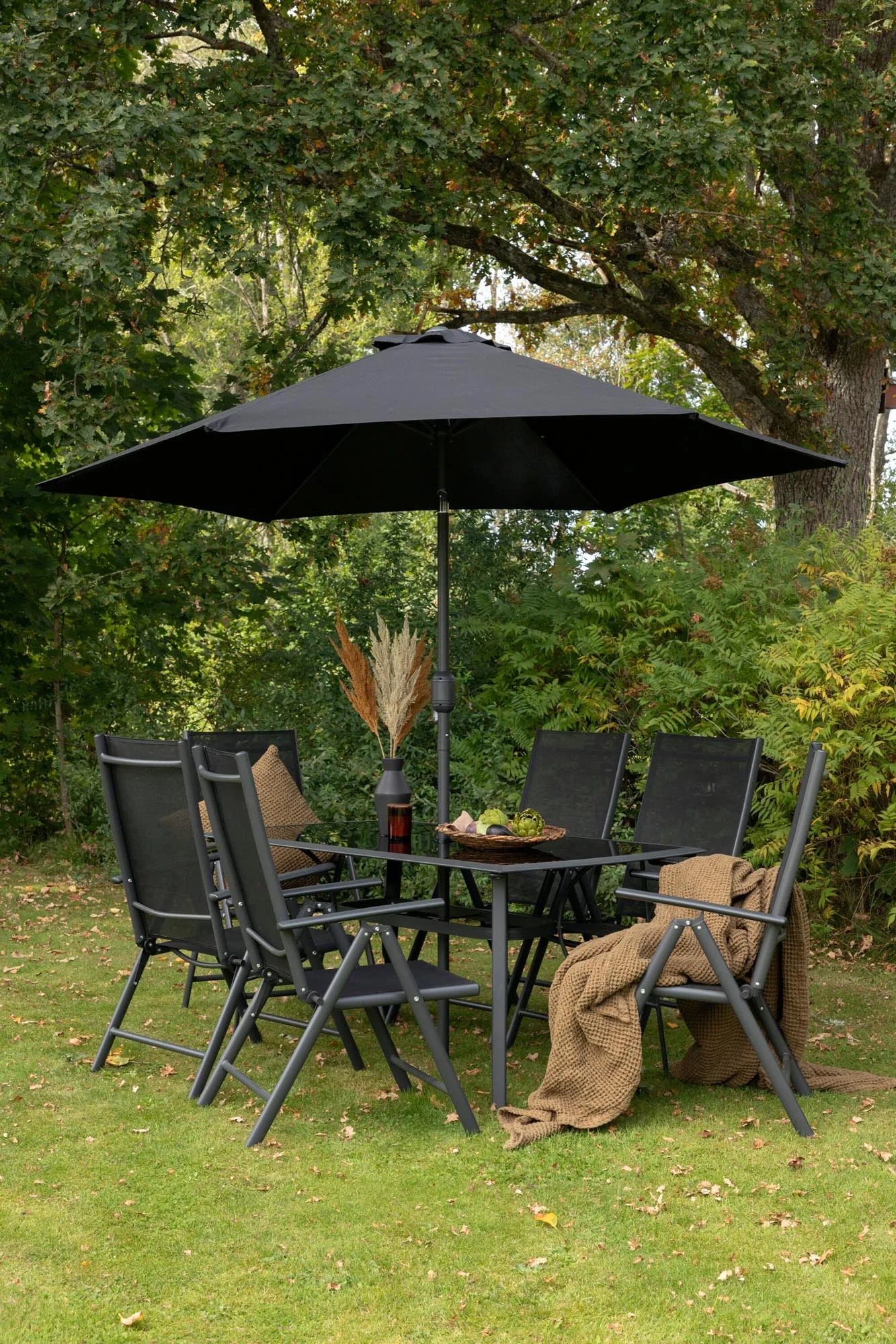 Elegantes Brecky Tischset für 6, ideal für stilvolle Outdoor-Dinner.